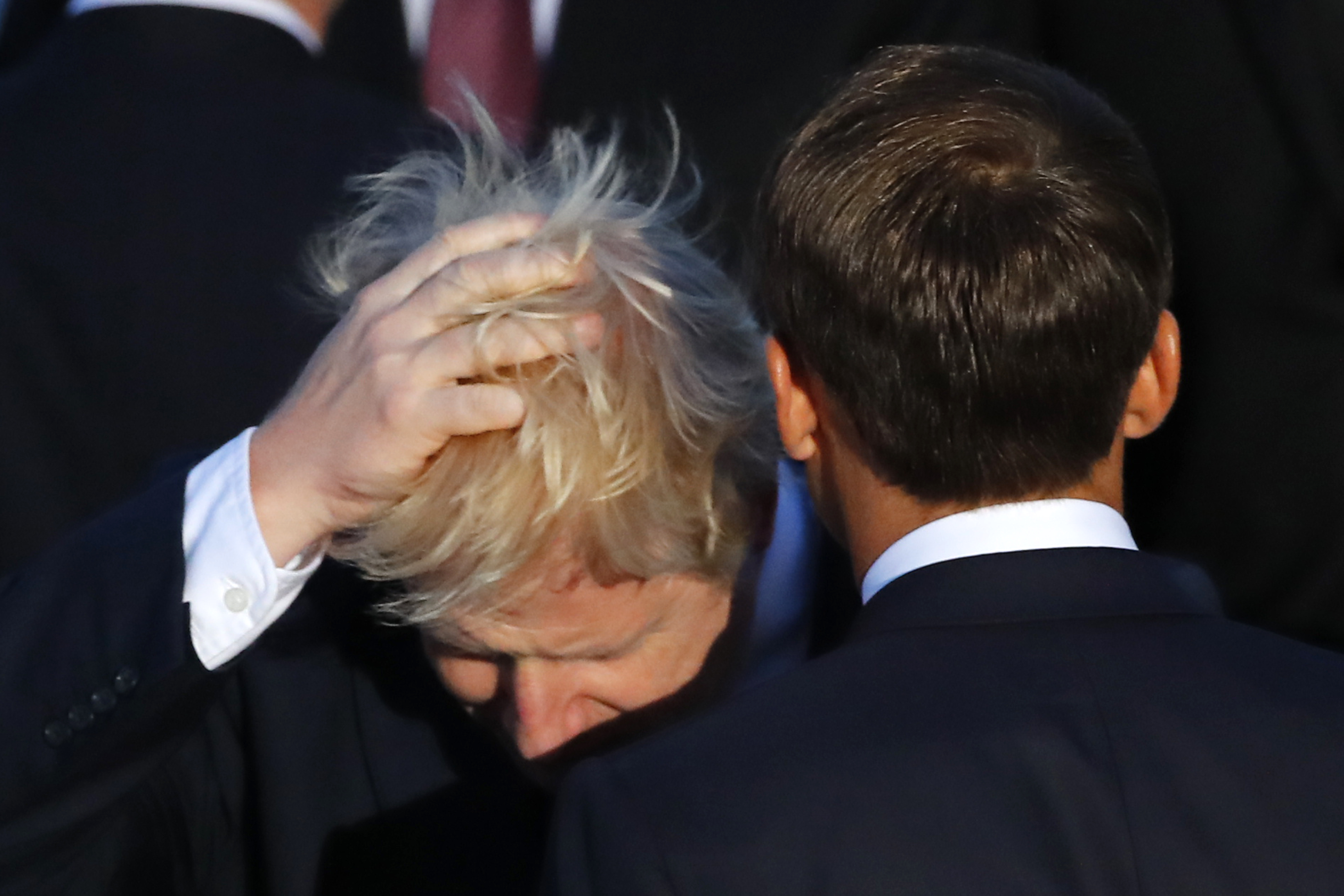 Johnson suele despeinar su célebre cabellera