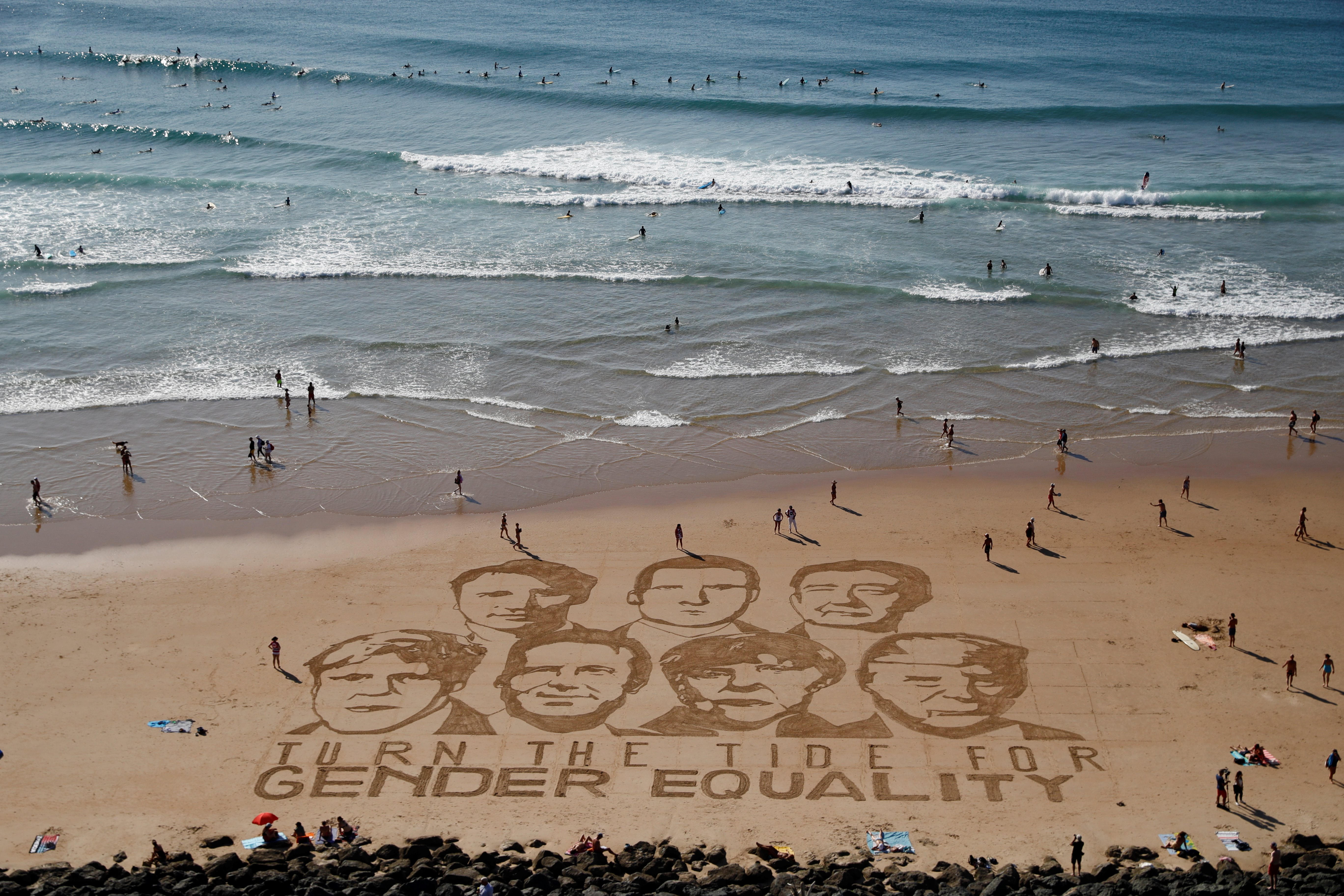 La playa cercana al hotel de la cumbre fue el escenario para un dibujo artístico de los líderes y un clamor por la igualdad de género