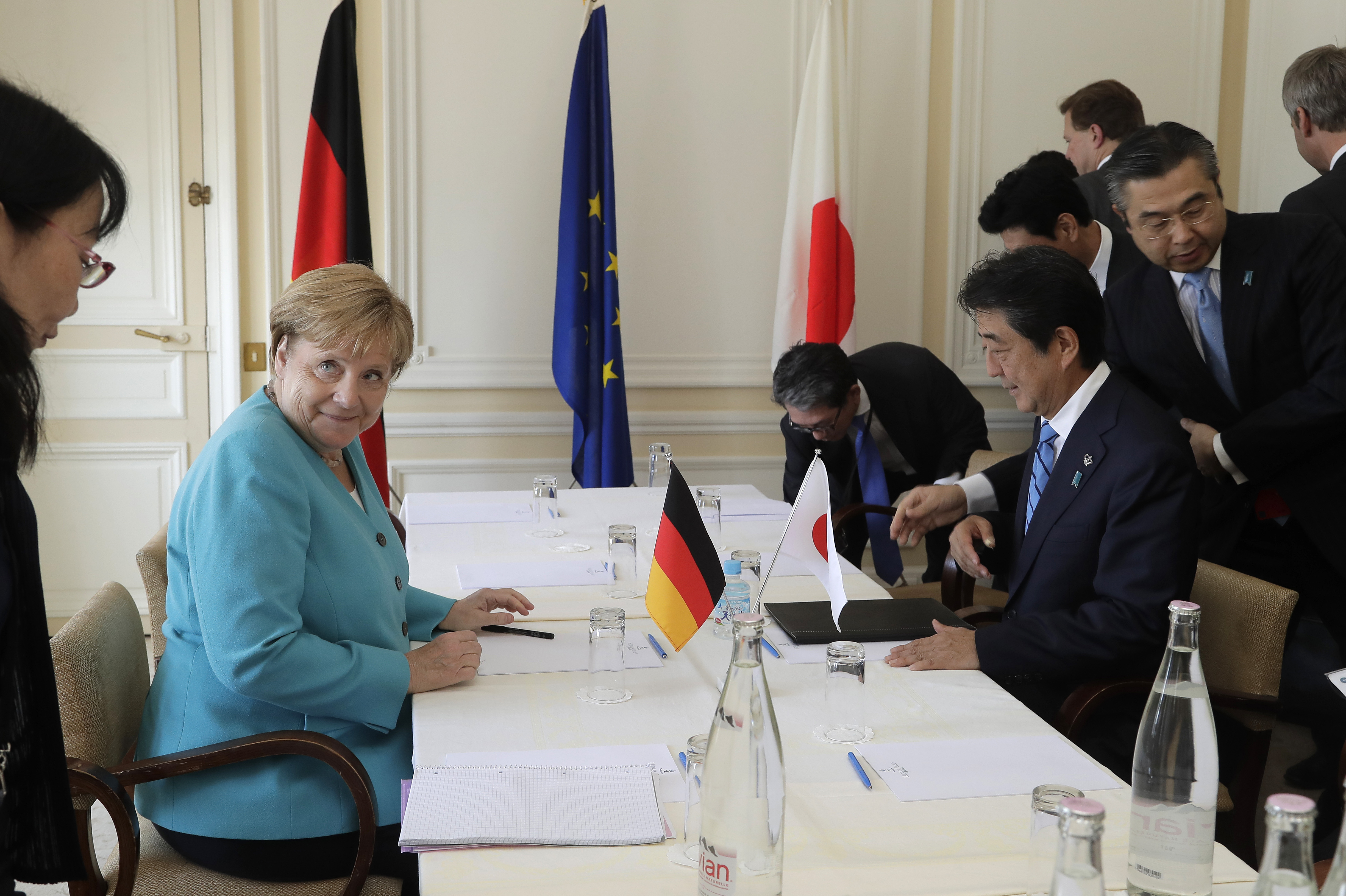 Angela Merkel sonríe en una reunión con el premier Shinzo Abe