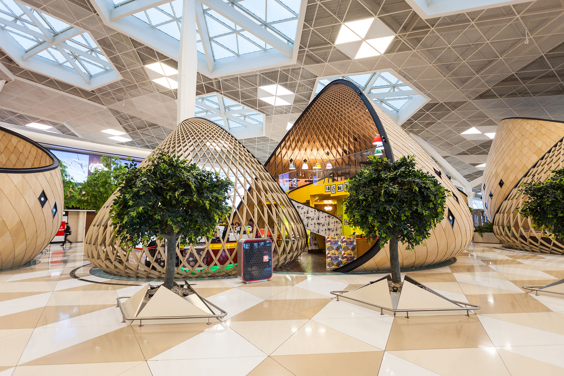 El Aeropuerto Internacional Heydar Aliyev en Bakú, Azerbaiyán, tiene interiores y exteriores extraordinarios, verdes y llamativos