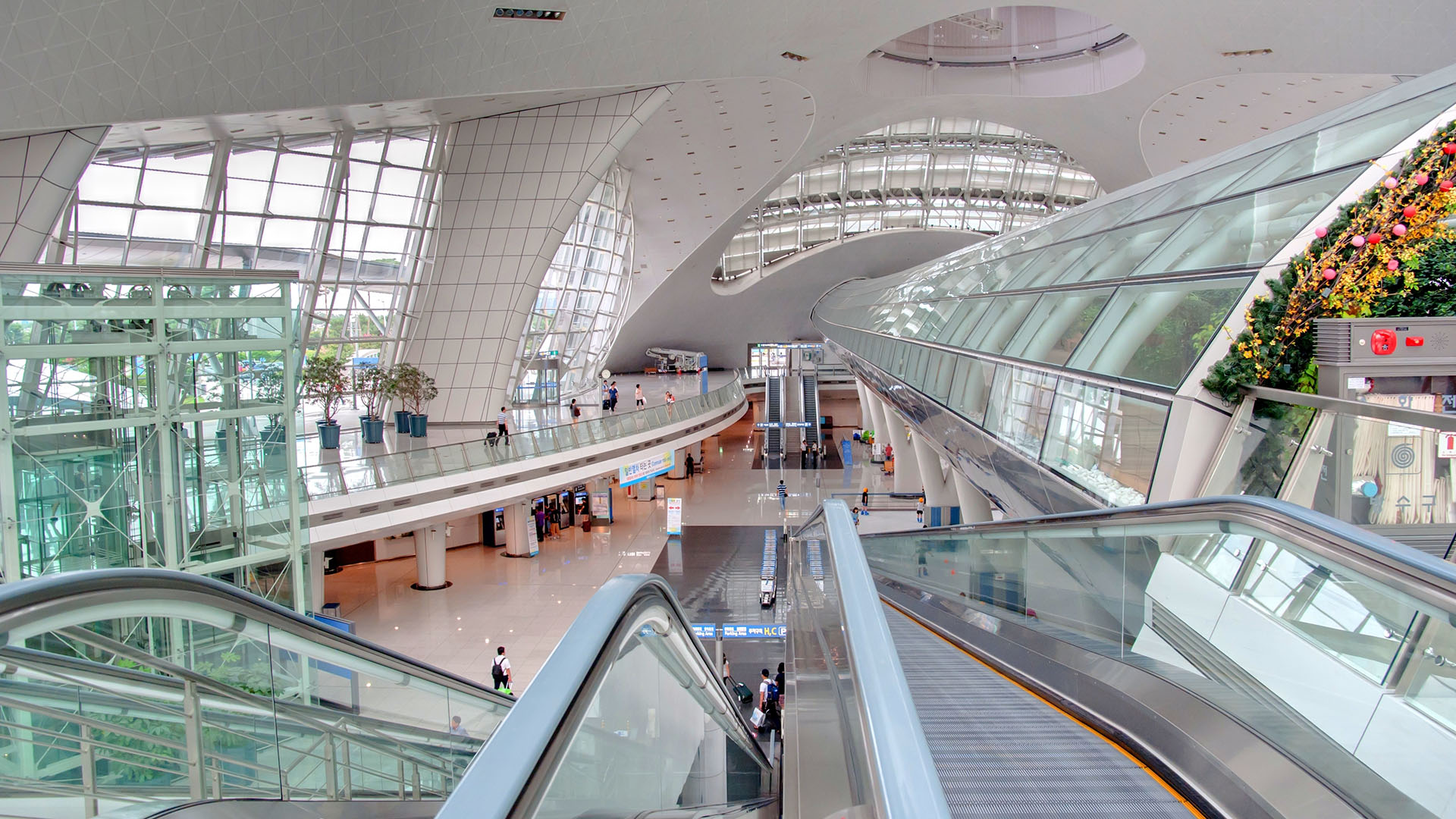 El aeropuerto más grande de Corea del Sur, el Aeropuerto Internacional de Incheon, se encuentra al oeste de Seúl y ofrece una serie de experiencias culturales
