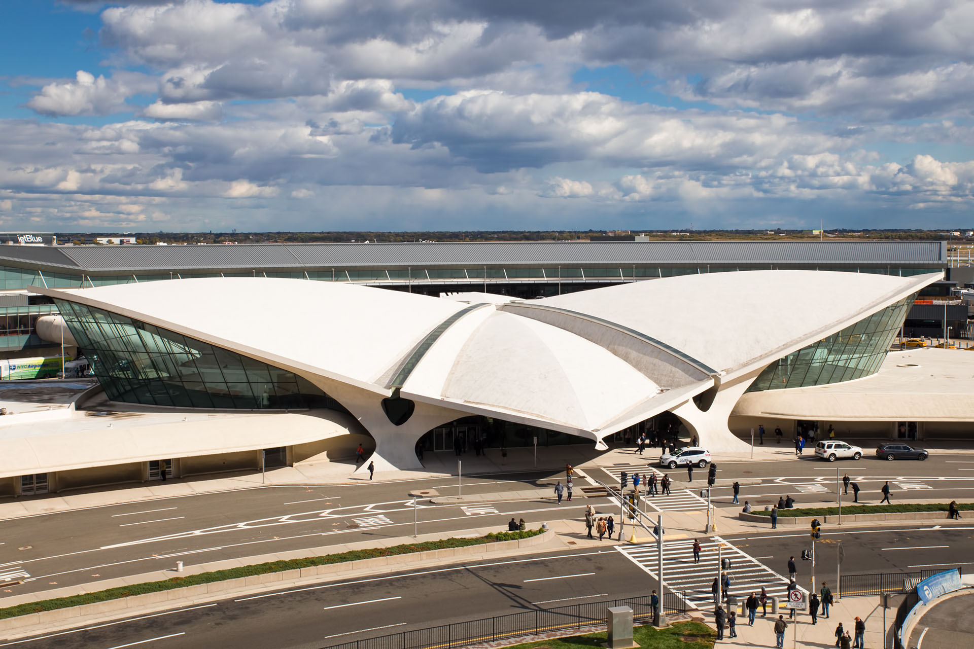 El aeropuerto John F. Kennedy en la ciudad de Nueva York alberga un hotel de temática de los 60 en la antigua terminal de Trans World Airlines, que incluye tiendas, restaurantes y un bar dentro de un avión antiguo