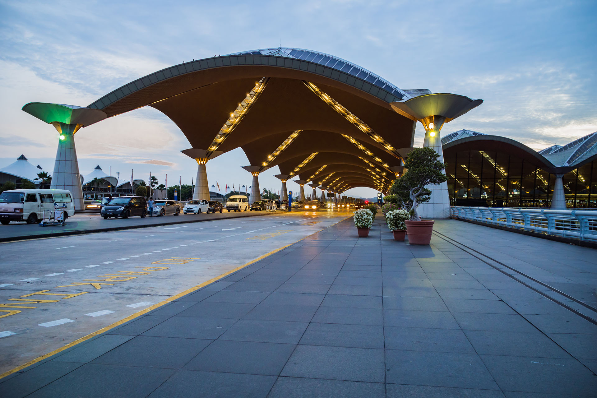 El principal aeropuerto de Malasia, el Aeropuerto Internacional de Kuala Lumpur, fue diseñado por el arquitecto japonés Kisho Kurokawa
