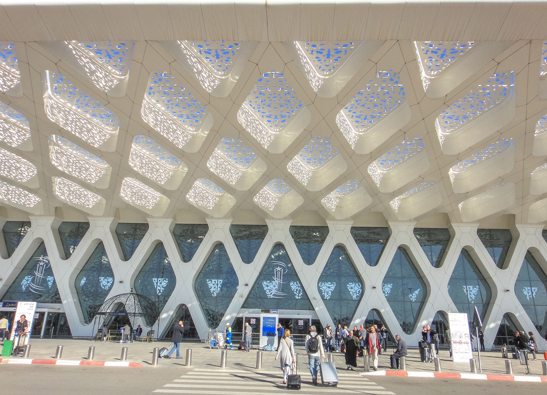 El aeropuerto marroquí de Marrakech-Menara tiene muchas características arquitectónicas distintivas que fusionan estilos tradicionales y modernos