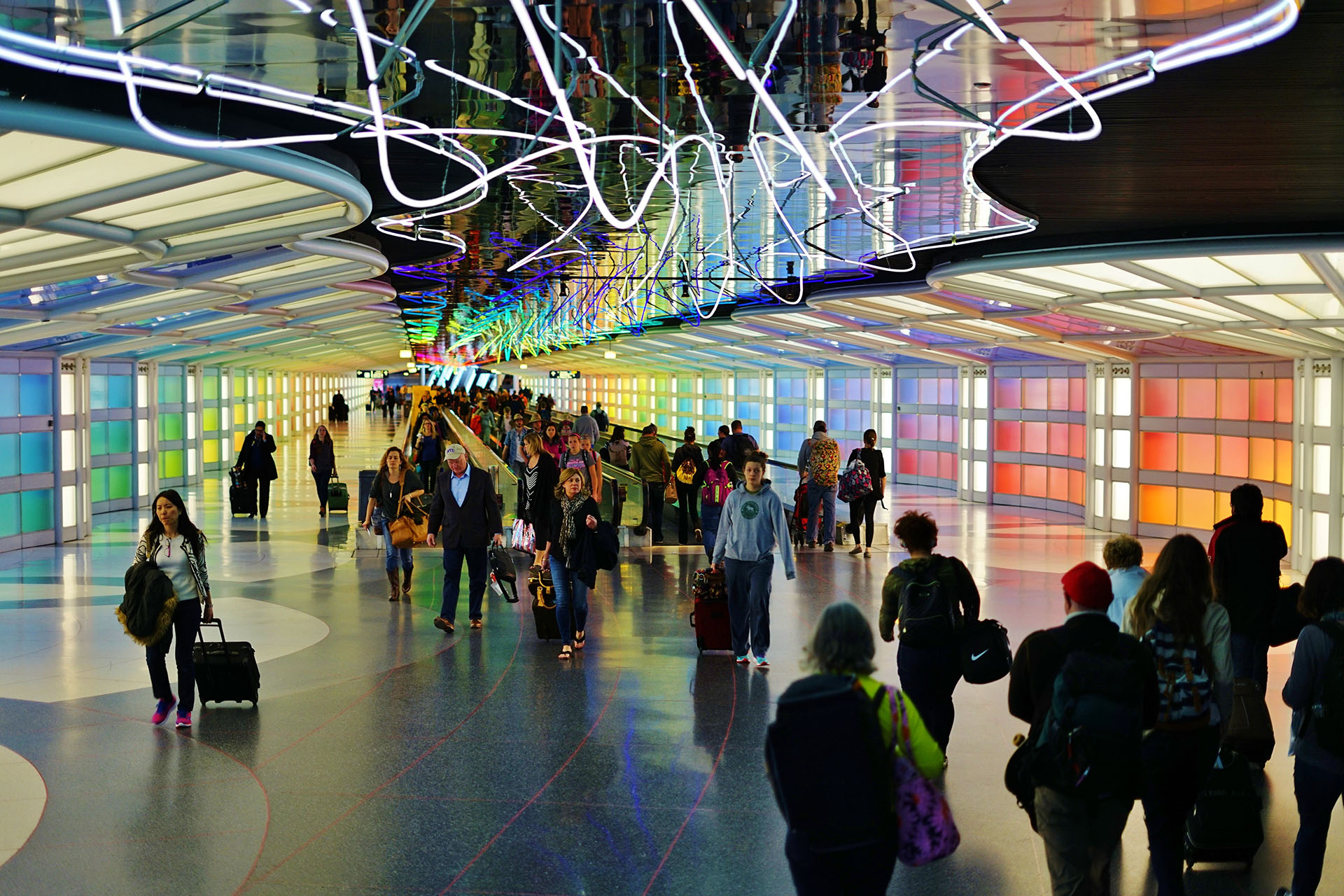 El Aeropuerto Internacional O’Hare de Chicago tiene un túnel peatonal con una instalación de neón llamada “Sky’s the Limit”