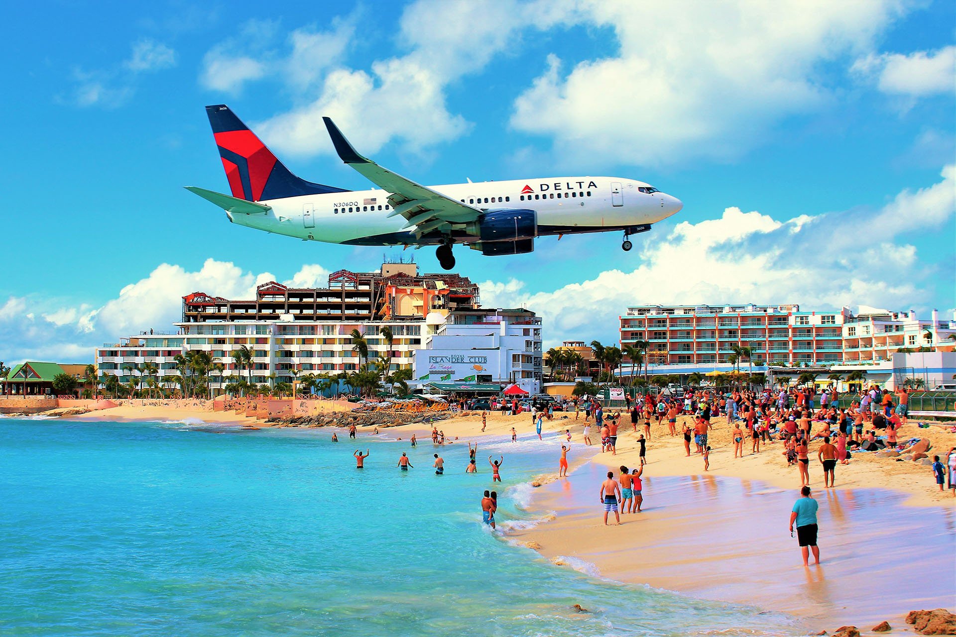 El Aeropuerto Internacional Princesa Juliana en la isla caribeña de San Martín es famoso por su proximidad a la playa, lo que ha permitido muchas fotos increíbles de aterrizaje de aviones