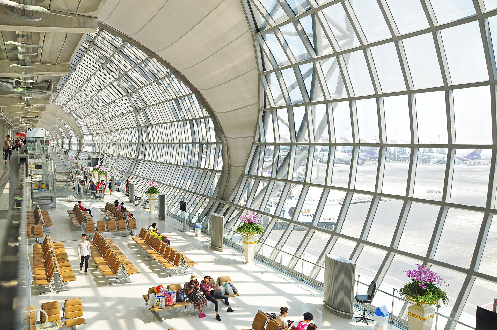 Inaugurado en 2006, el aeropuerto de Suvarnabhumi es el más nuevo de los dos aeropuertos en Bangkok, Tailandia