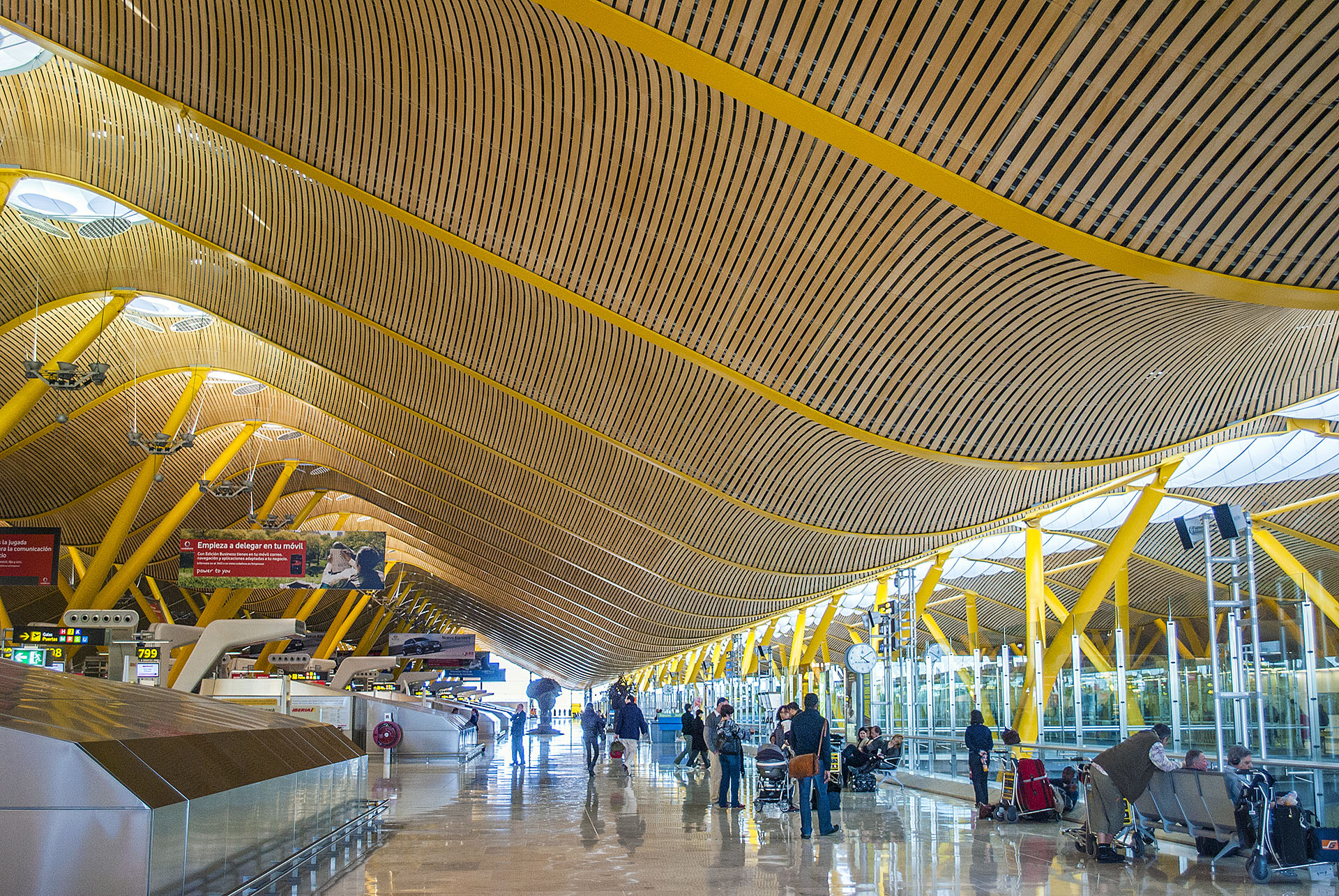En 2006, el aeropuerto español de Madrid-Barajas abrió la Terminal 4, una terminal impresionantemente grande y ornamentada con techos de bambú