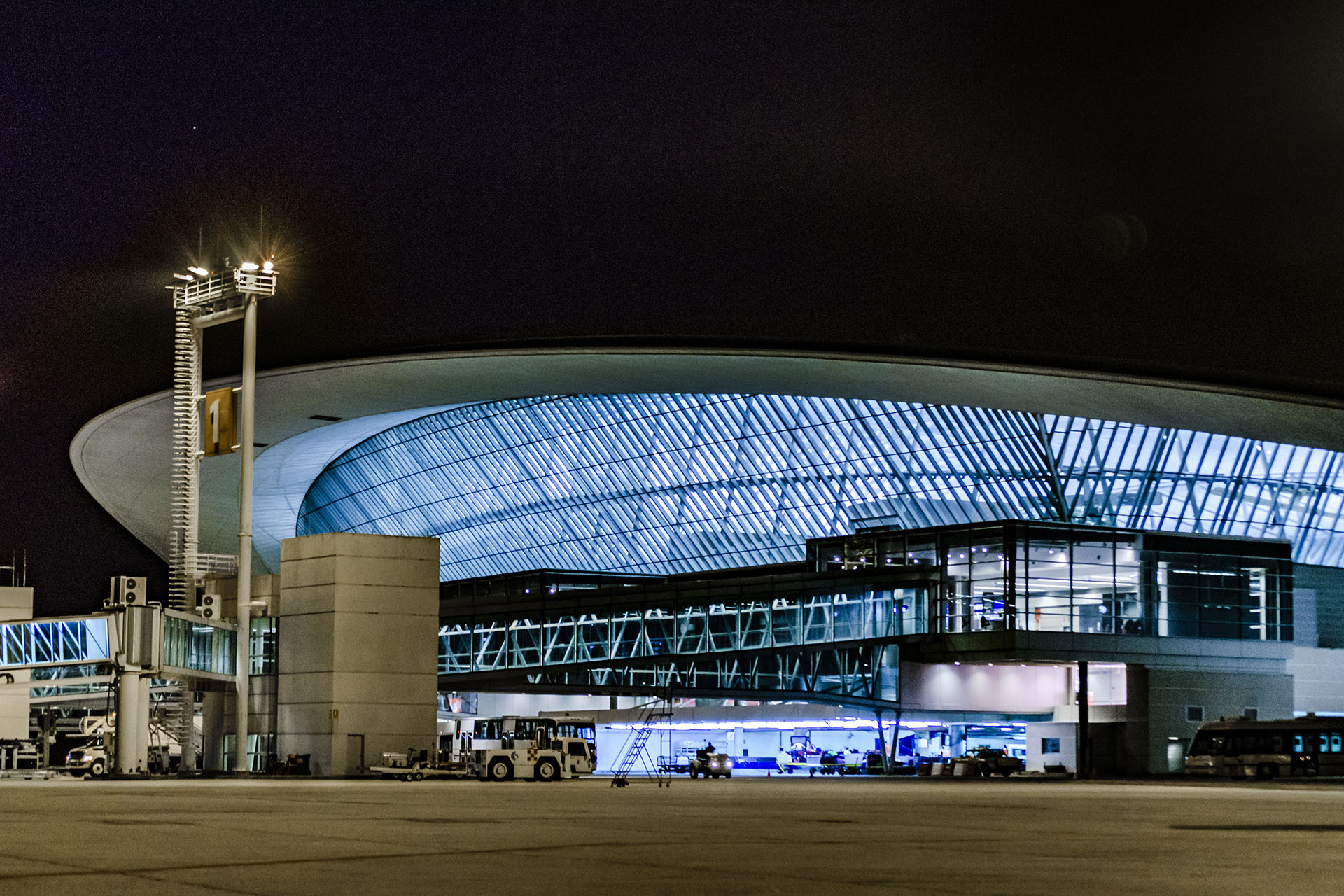 La nueva terminal del Aeropuerto Internacional de Carrasco, también conocido como Aeropuerto Internacional General Cesáreo L. Berisso en Montevideo, Uruguay, fue diseñada por el arquitecto Rafael Vinoly