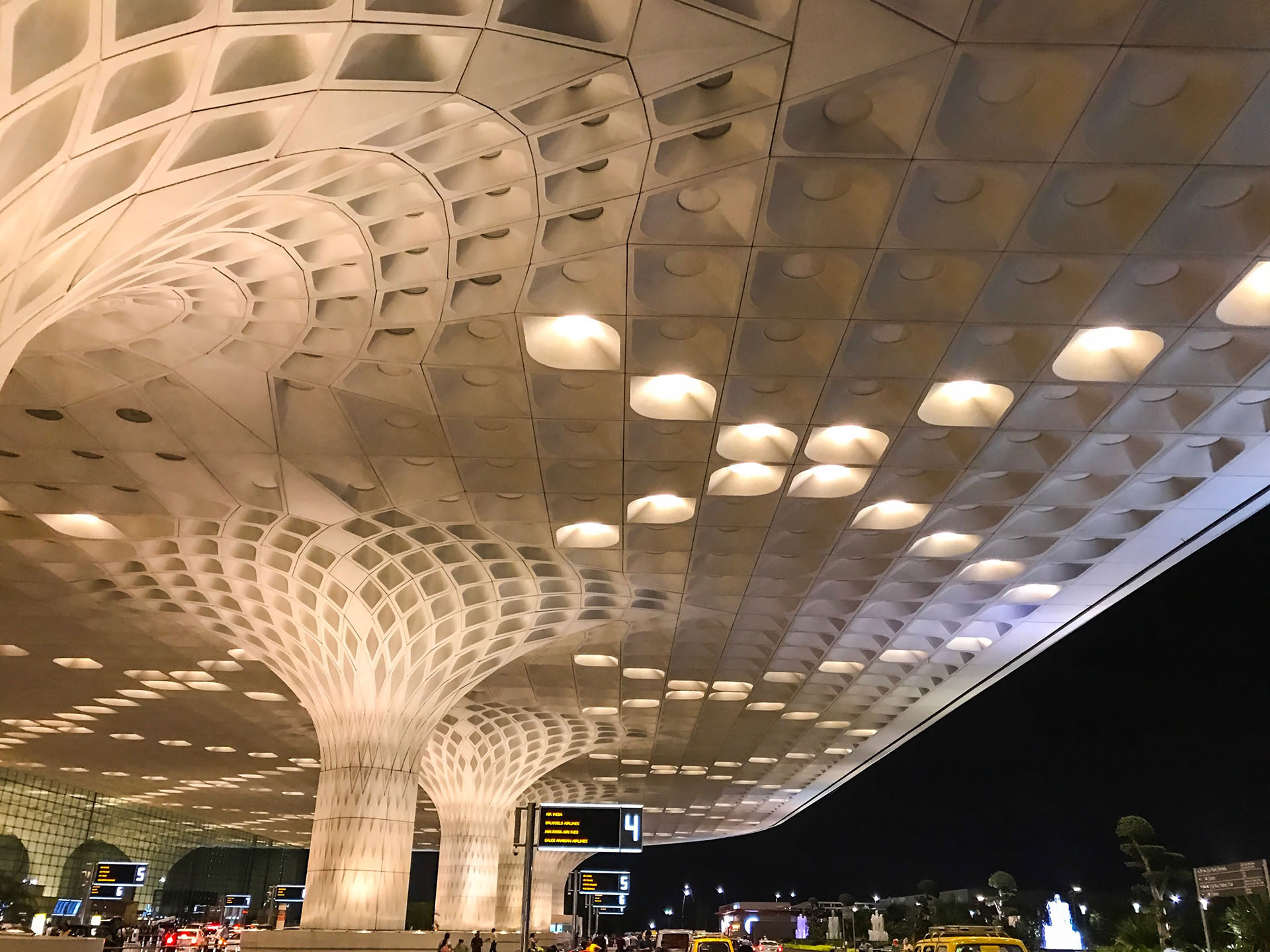 El Aeropuerto Internacional Chhatrapati Shivaji en Mumbia, India, tiene un dosel en el techo con patrones inspirados en parte en el pavo real, el ave nacional del país