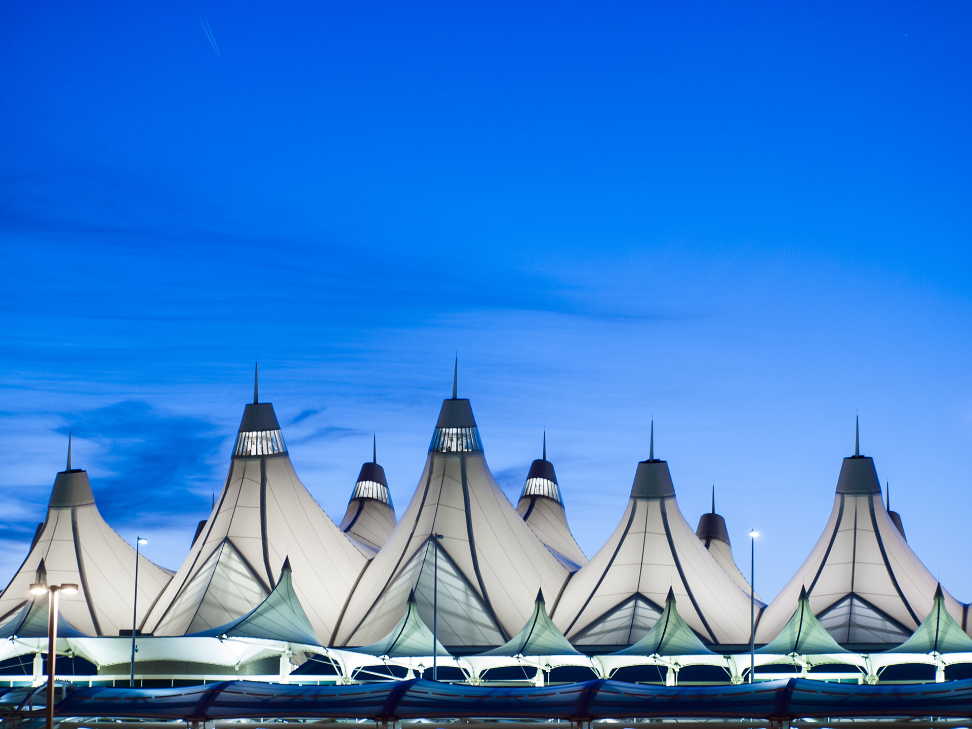 La estructura del techo en forma de carpas de campamento del Aeropuerto Internacional de Denver es notable, particularmente en contraste con las montañas rocosas en el fondo. El aeropuerto también es objeto de una serie de teorías de conspiración interesantes