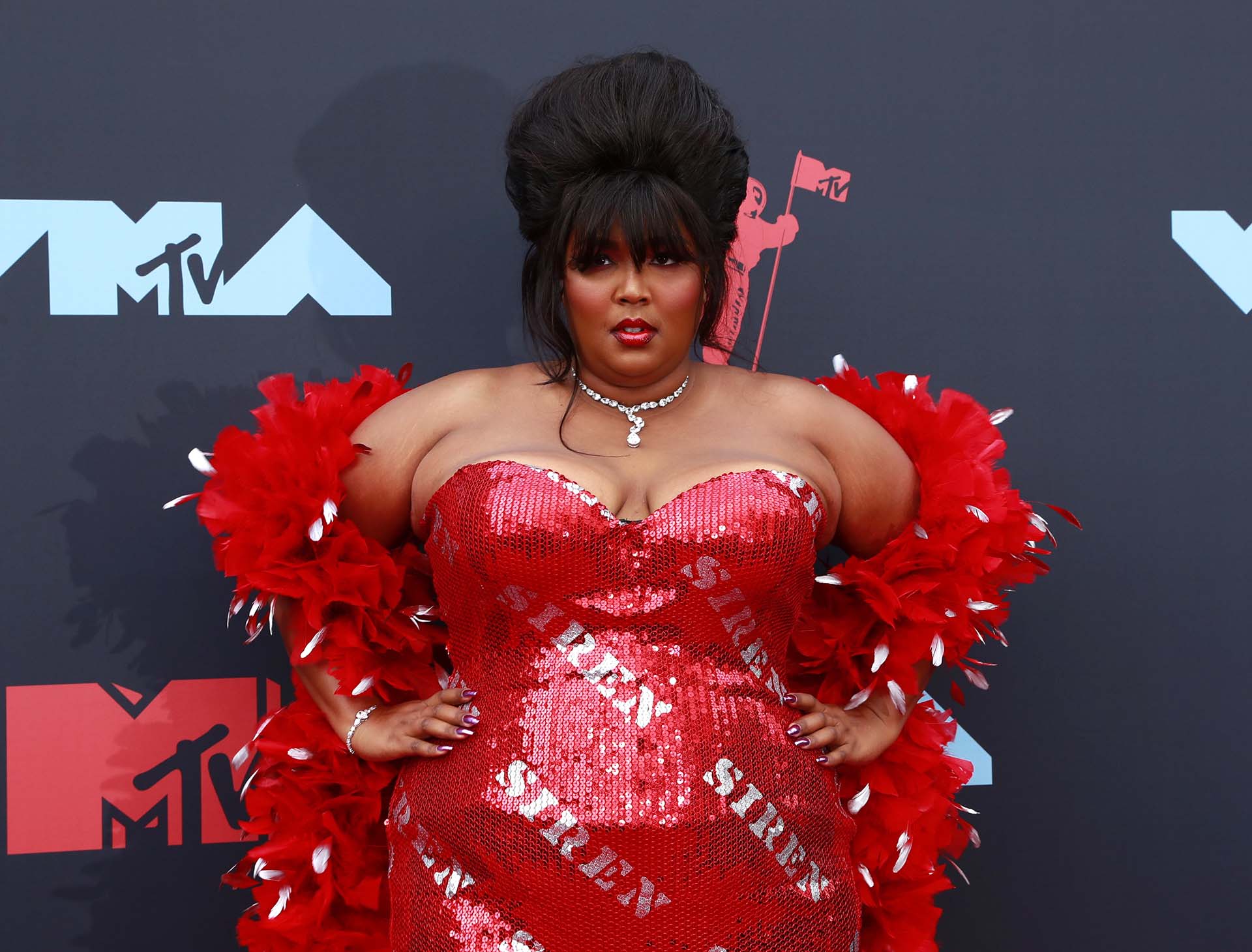 La cantante y rapera estadounidense Lizzo impactó con su vestido al cuerpo y al rojo vivo