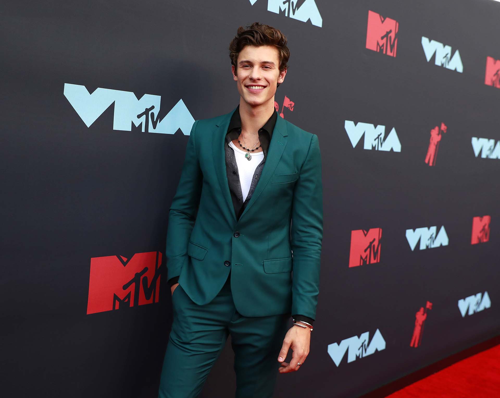 Shawn Mendes llegó sin su novia Camila Cabello. Será uno de los cantantes que se presentarán en el escenario de MTV Video Music Awards