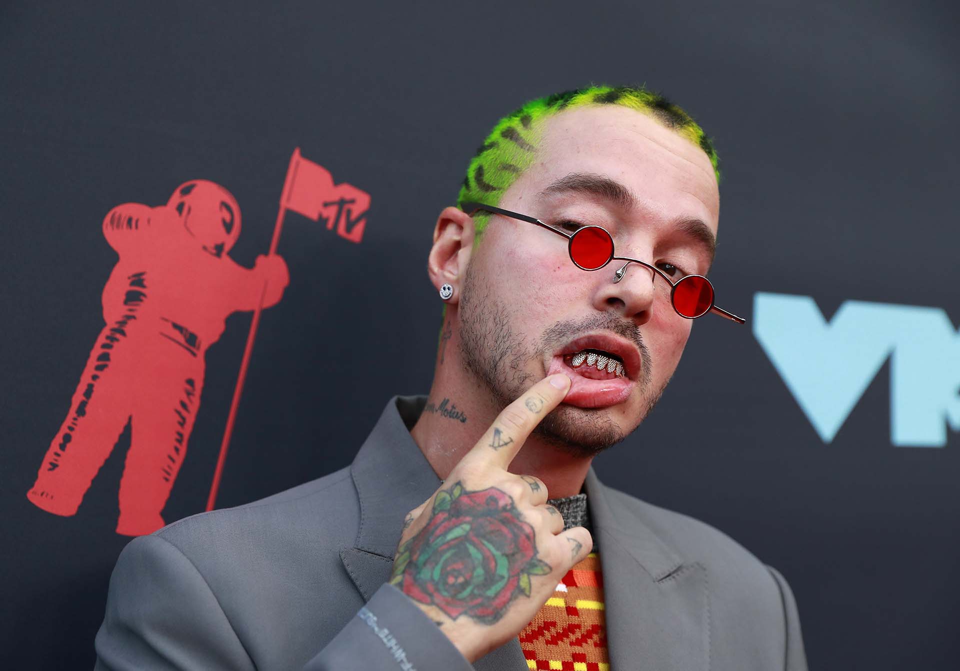 J Balvin, otro de los latinos más buscados en la alfombra roja de la premiación de MTV