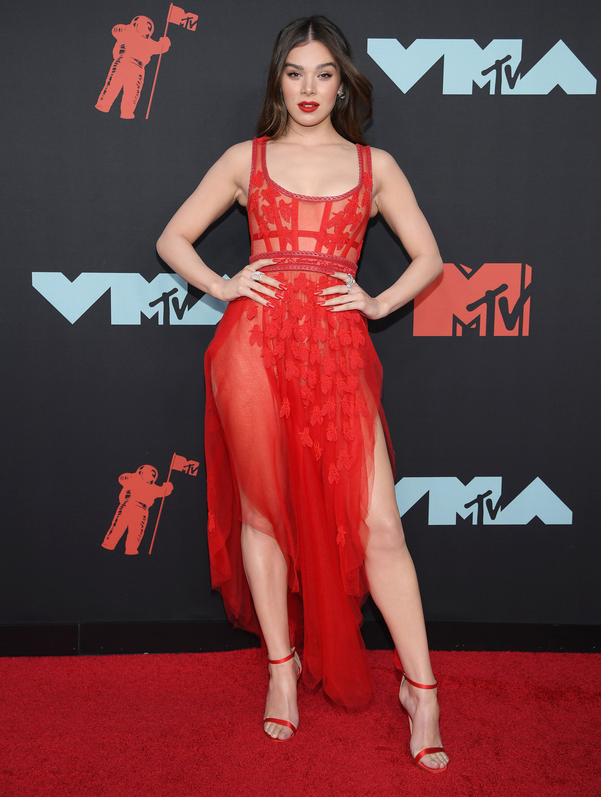 La actriz Hailee Steinfeld eligió un sensual vestido rojo