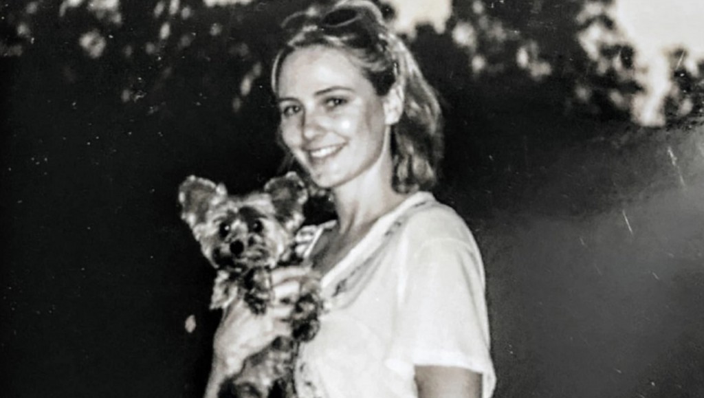 Maria Farmer en una fotografía de 1996 tomada en una propiedad de Jeffrey Epstein en Ohio 