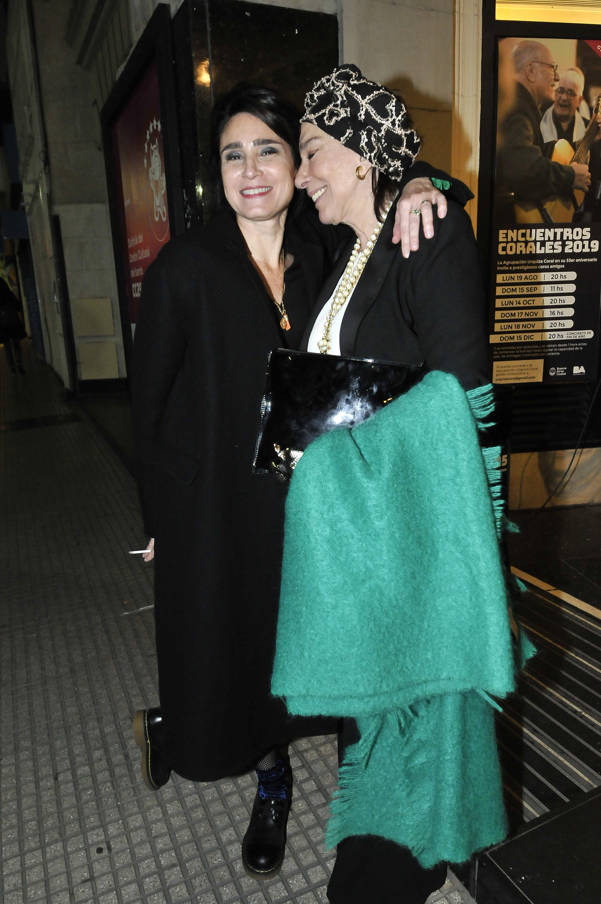 Valeria Bertuccelli y Graciela Borges, muy sonrientes en la salida del evento
