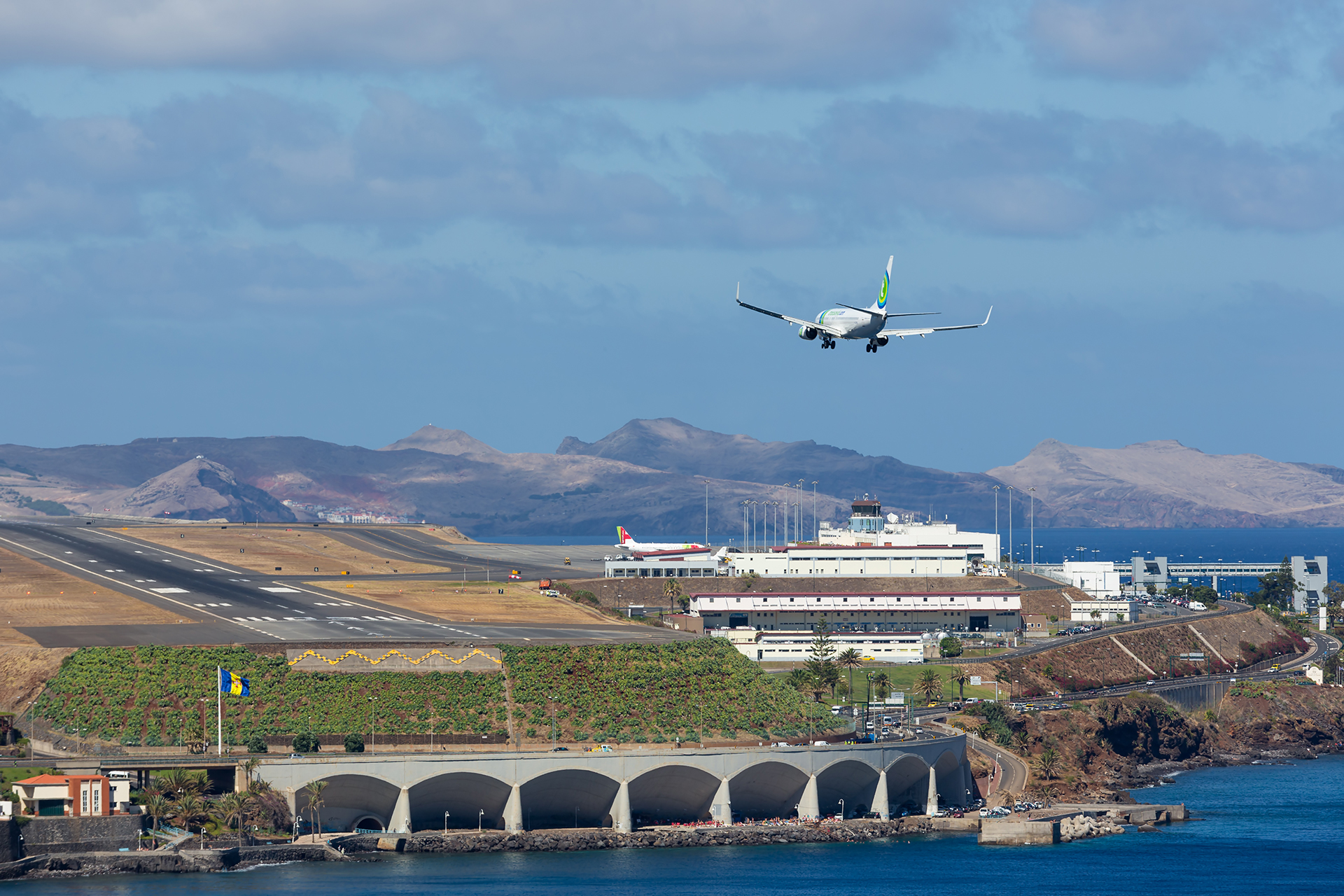 El Aeropuerto Internacional de Madeira, Cristiano Ronaldo, más conocido como el Aeropuerto de Madeira, se encuentra en Santa Cruz, en la región portuguesa de Madeira, y destaca por su pista inusual