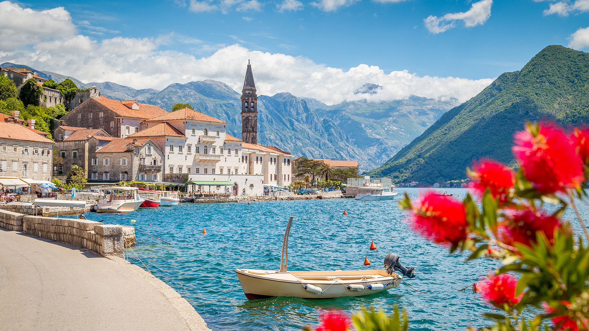 Menos conocida que sus vecinos Croacia y Grecia, la pequeña porción de la costa del Adriático de Montenegro anteriormente carecía de alojamientos de alta calidad para combinar con sus paisajes de fiordos. Sin embargo, en 2019 se inauguraron 2 de los más reconocidos hoteles de lujo