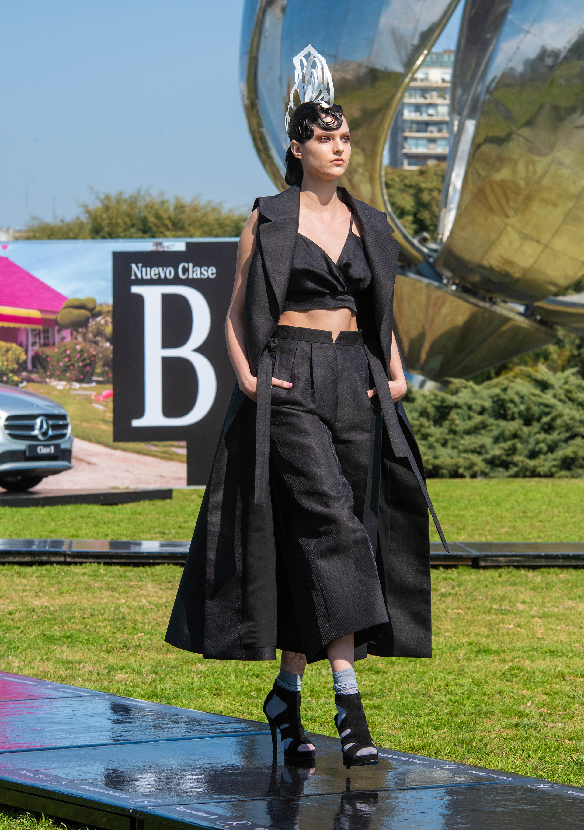 El negro tampoco faltó en la paleta de color en la colección de primavera verano de Zitta. Un conjunto de dos piezas de pantalón y top con chaleco al tobillo (Franco Fafasuli)