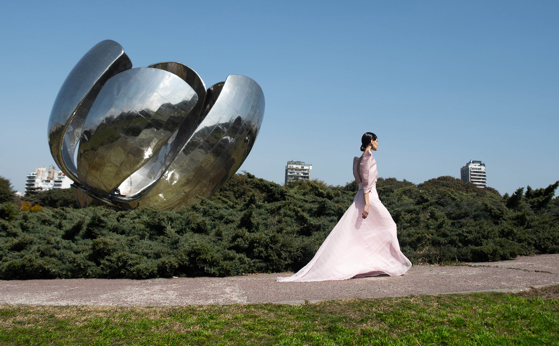El diseñador presentó su colección de verano en la postal porteña: la Floralis Genérica.