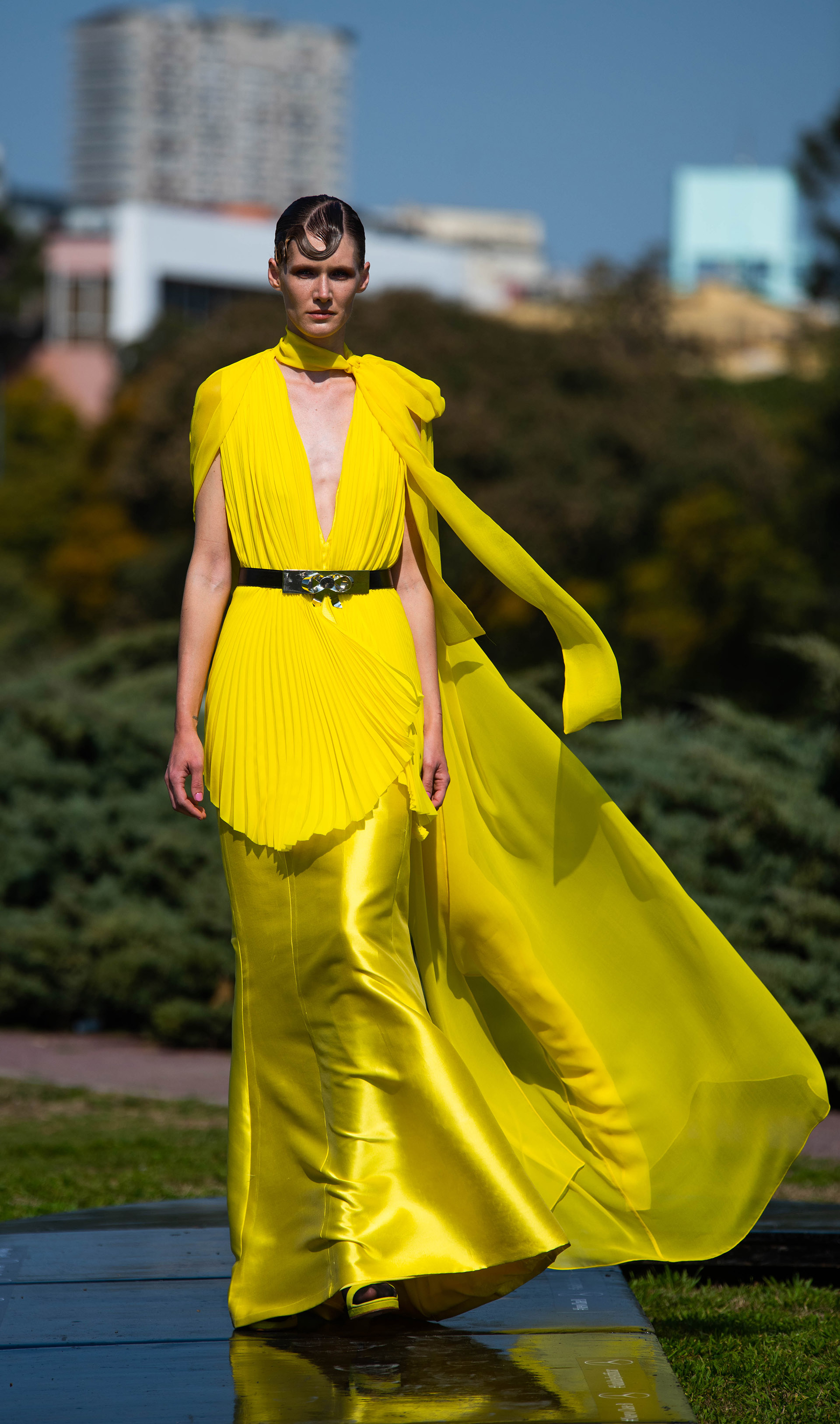 Deliq fue la colección apertura del Designers 2020 de la mano del diseñador Fabián Zitta. Con sus diseños de alta costura, Zitta deslumbró con colores como el amarillo en géneros de seda, tul, brocatos y tafetán