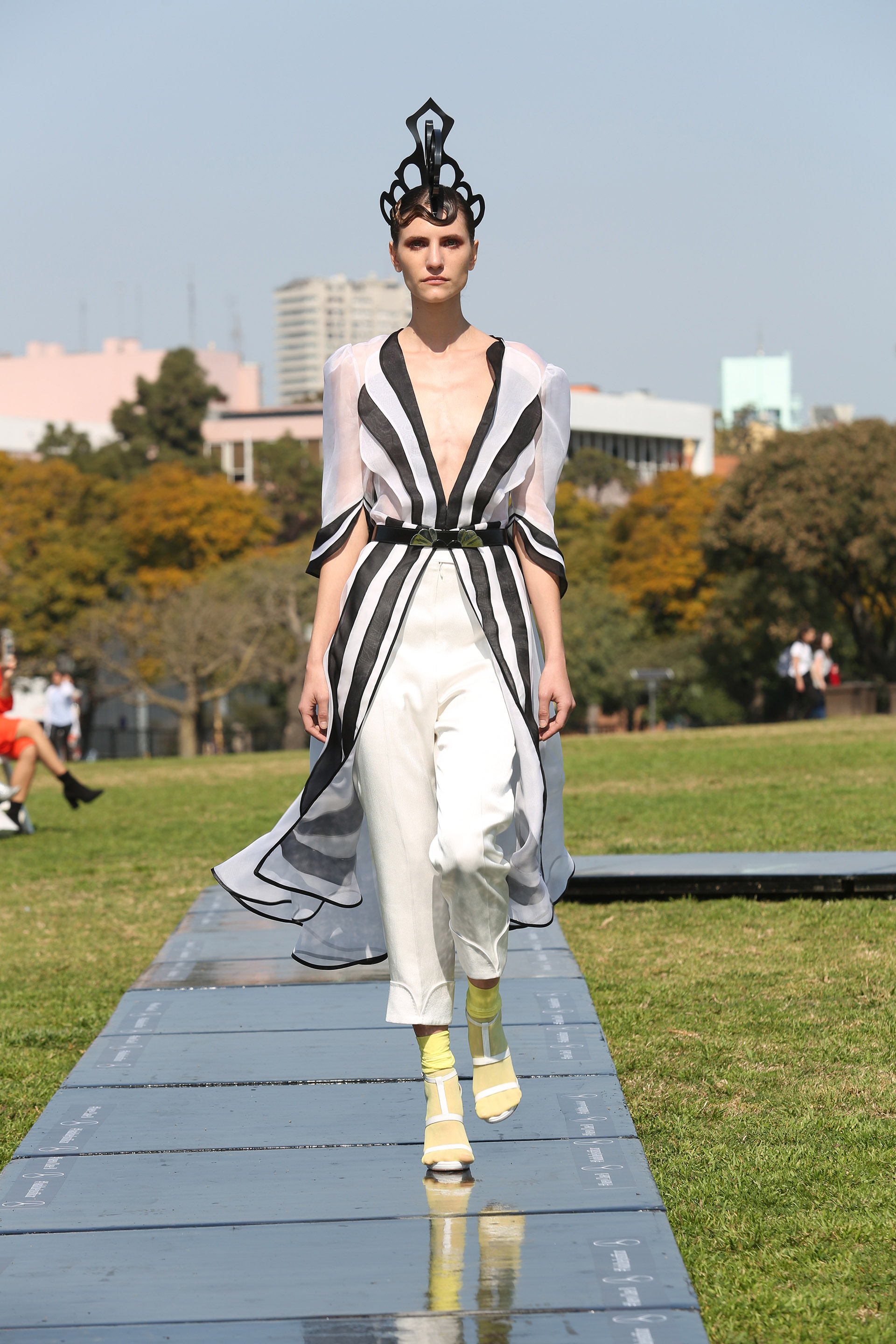 El blanco y negro combinados entre sí sobre las gasas. Conjuntos de sastrería no faltaron en la colección Deliq de Fabián Zitta en Designers 2020