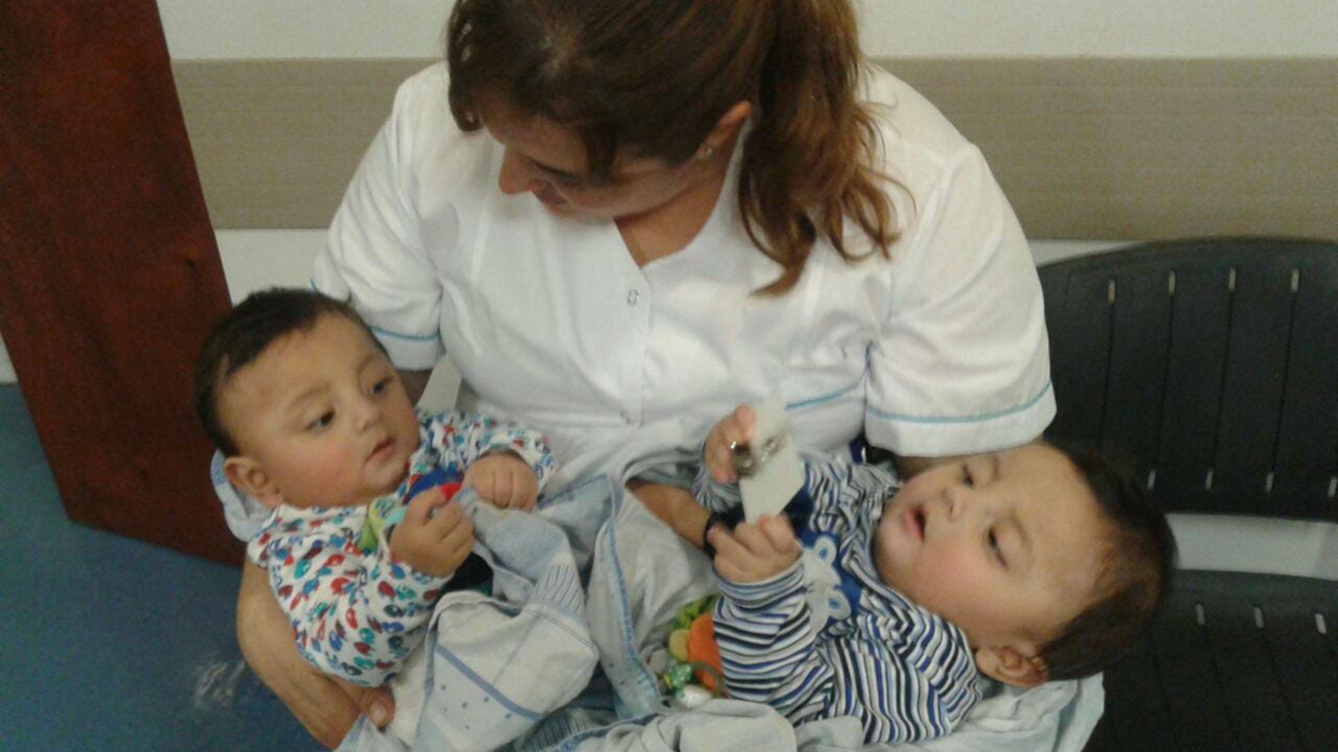“Majo” una de las enfermeras que los cuidó en Neonatología antes de la separación