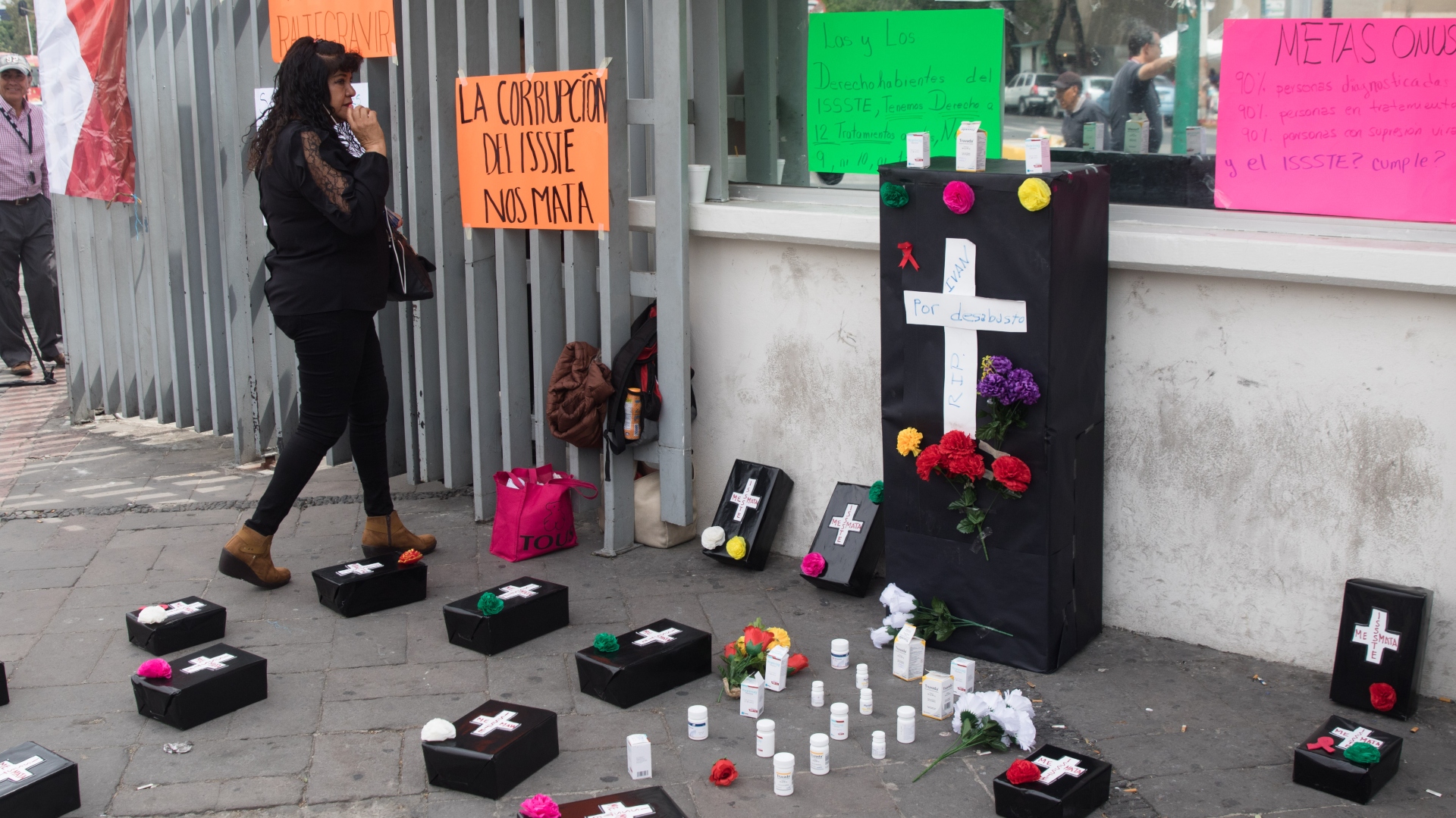 Los inconformes colocaron varios pequeños féretros de cartón en protesta por el desabasto de medicamentos (Foto: Cuartoscuro)