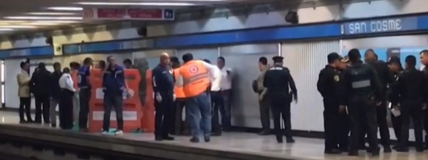 El jefe de estación quedó tirado sangrando mientras el sujeto agresivo, en aparente estado de ebriedad, fue detenido (Foto: Especial)