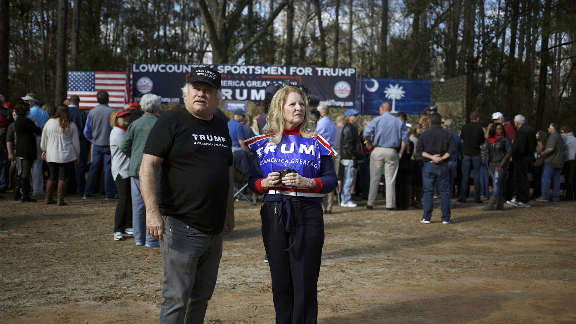 Los seguidores de Trump esperan el inicio de un acto de campaña en una granja en Walterboro, Carolina del Sur, el 17 de febrero de 2016 (Luke Sharrett/Bloomberg)