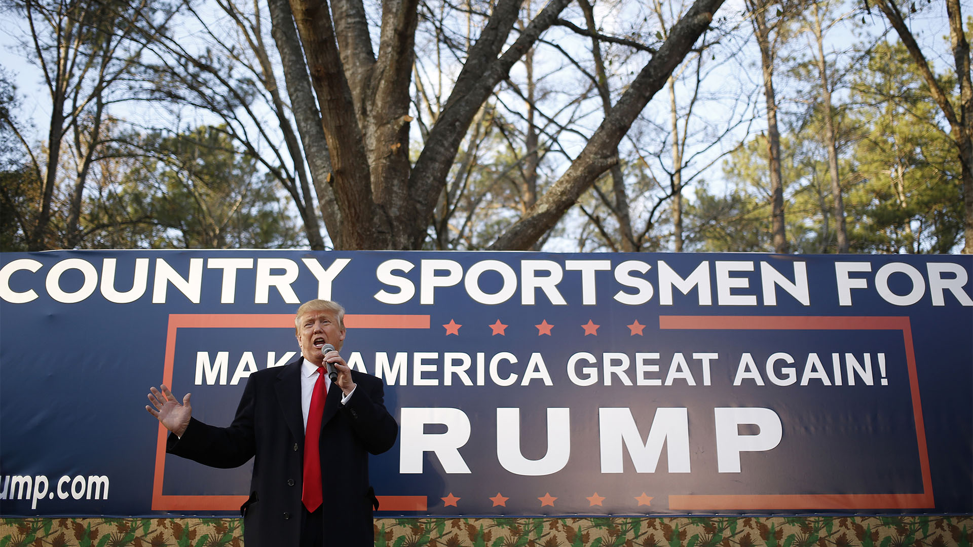Donald Trump habla en un acto proselitista en una granja en Walterboro, Carolina del Sur, el 17 de febrero de 2016 (Luke Sharrett/Bloomberg)