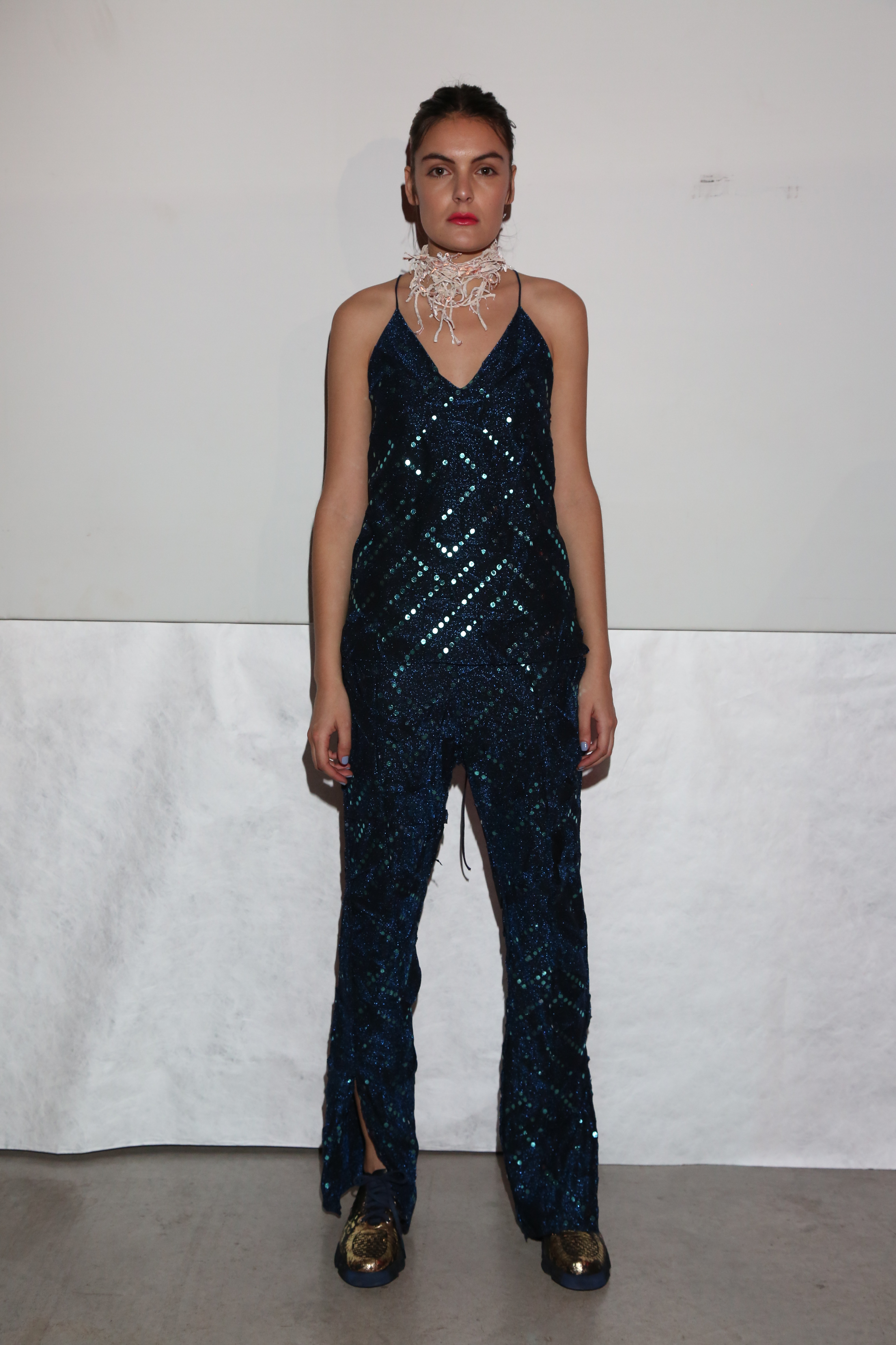 Un conjunto azul noche con lentejuelas turquesa fue el protagonista de la pasarela. Ideal para un look formal. Con diseño en diagonal, y top con escote en V, el modelo presentado es uno de los nuevos materiales que logró la marca de Martín Churba