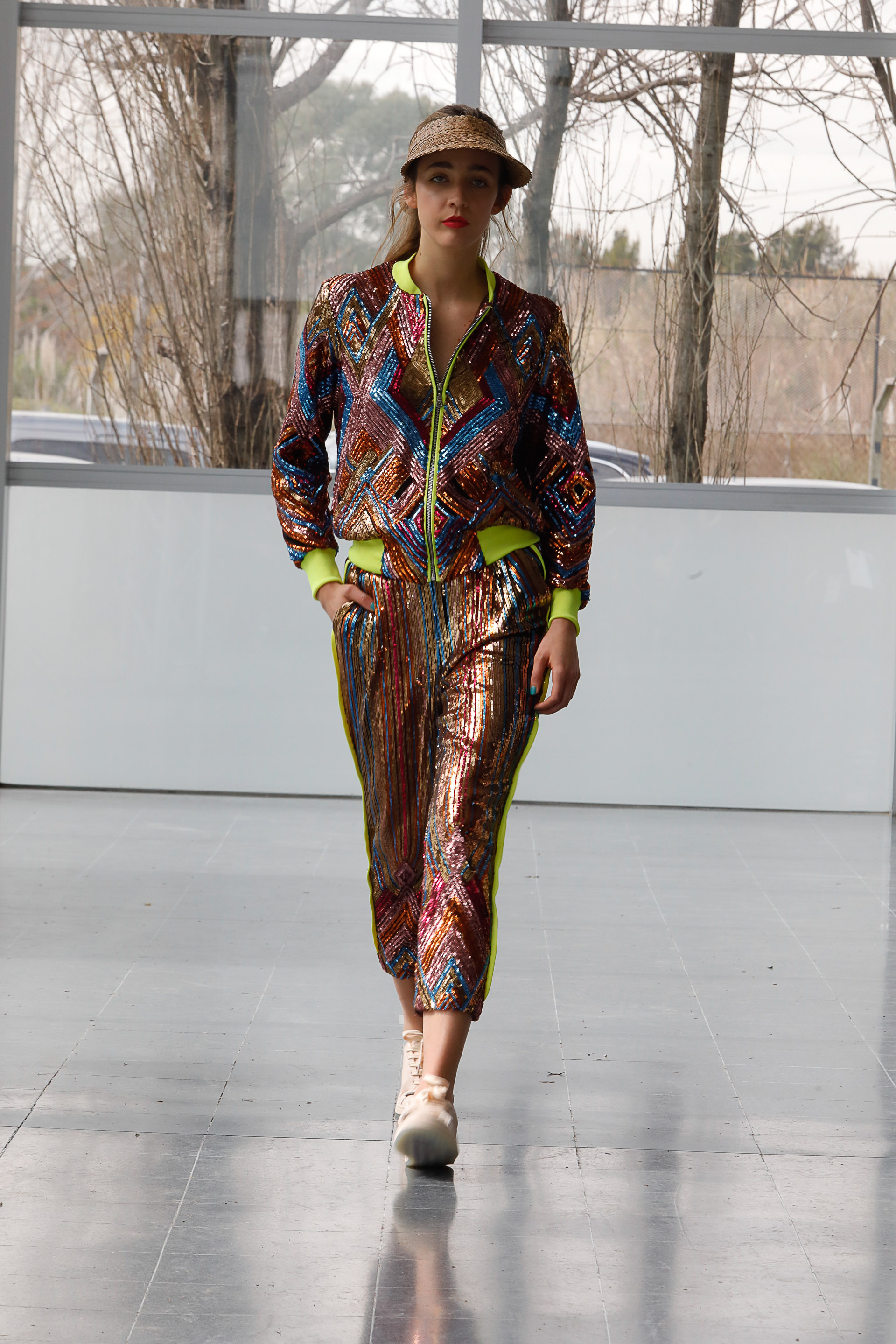 El estilo sporty no faltó en la colección de Benito. Impuesto con un conjunto de bomber y pantalón metalizado multicolor con puños fluorescentes fueron el detalle futurista del conjunto más llamativo de la pasarela de Benito