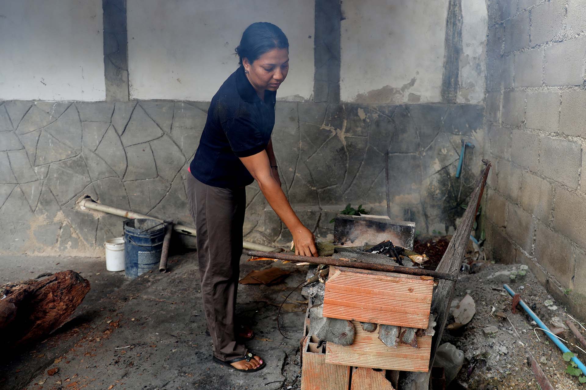 Endy Perez usa leña para cocinar en Maracay (REUTERS/Manaure Quintero)