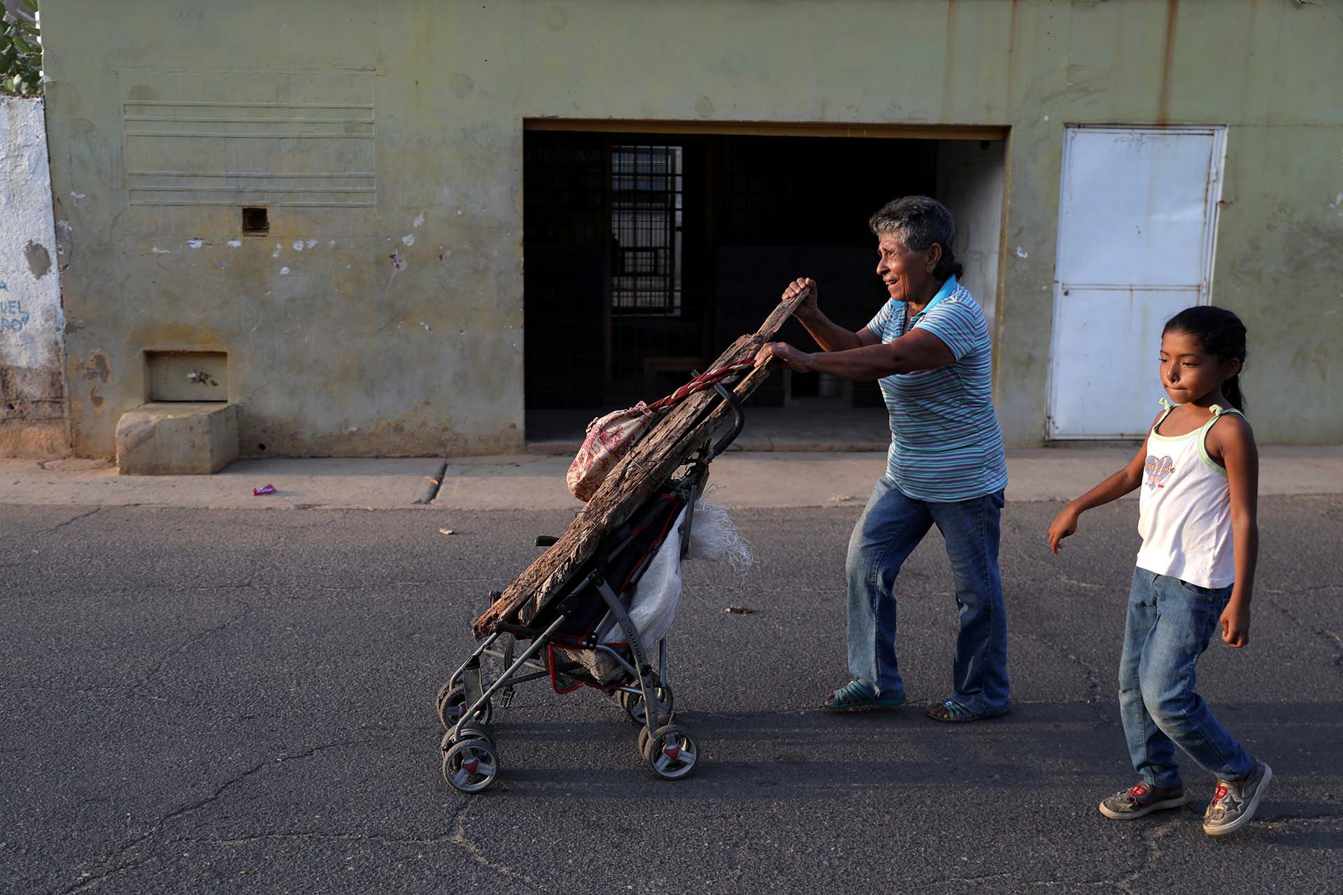 María Aldana transporta leña con un carrito para bebés en Maracaibo (REUTERS/Manaure Quintero)