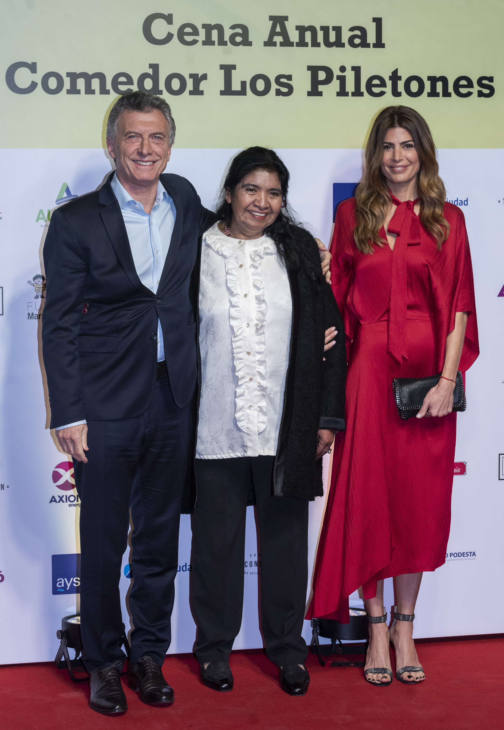 El presidente Mauricio Macri junto a su esposa Juliana Awada y Margarita Barrientos en la alfombra roja de la Cena anual de la Fundación Los Piletones de Margarita Barrientos