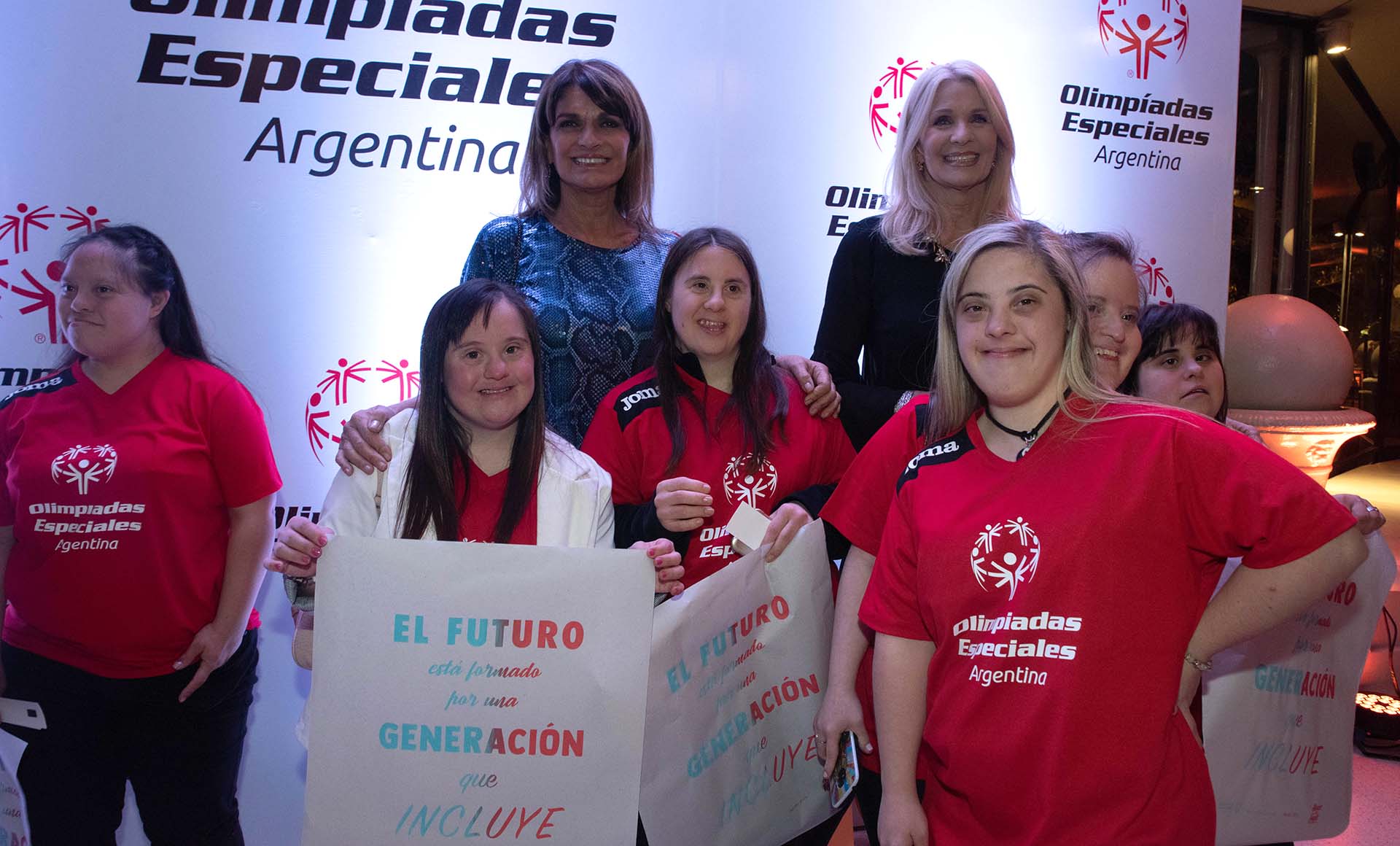 Teresa Calandra junto con Evelyn Scheidl e integrantes de la OEA