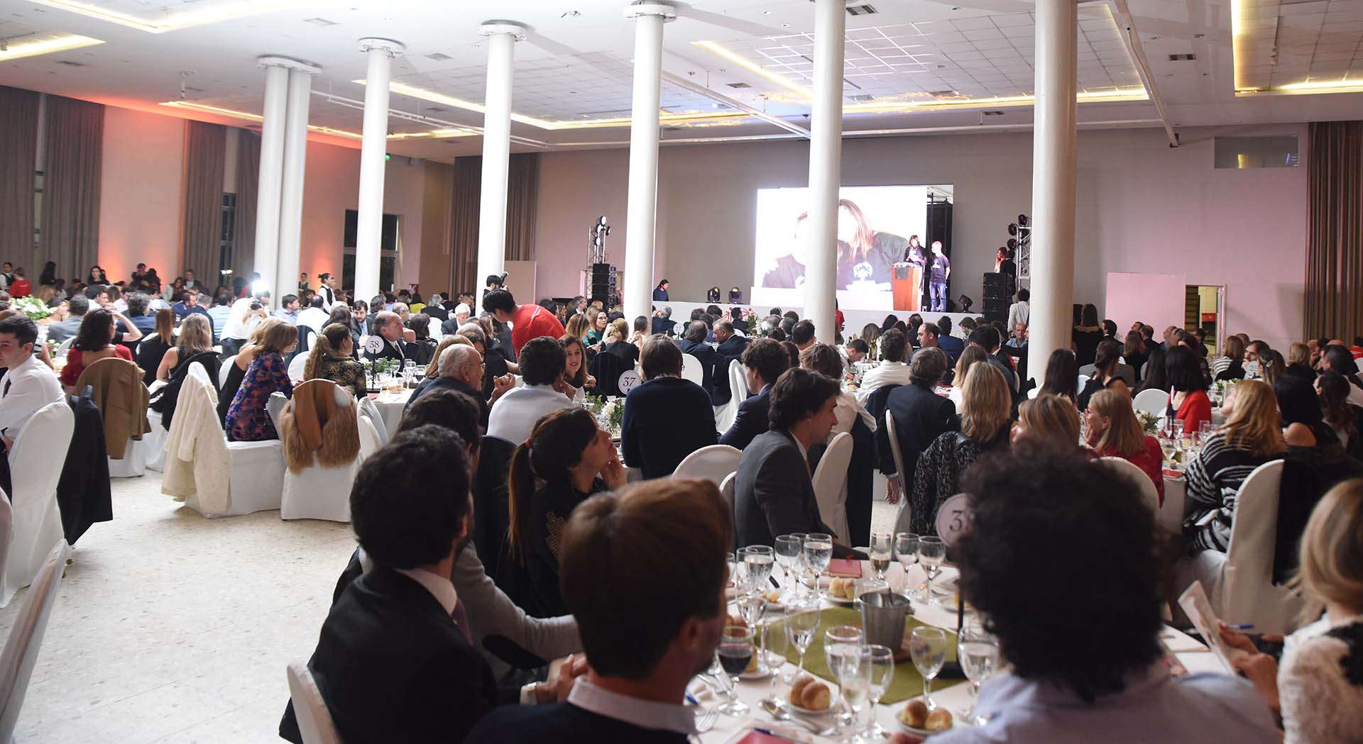 El salón Central del predio de La Rural colmado por más de 500 presentes