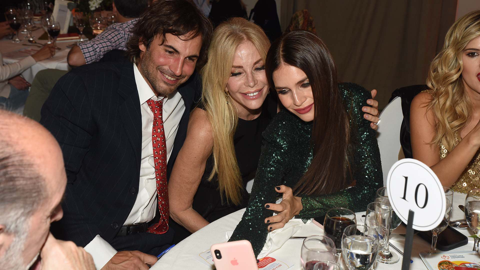 La modelo Zaira Nara, su novio Jakob Von Plessen y Graciela Alfano compartieron momentos divertidos en las mesas