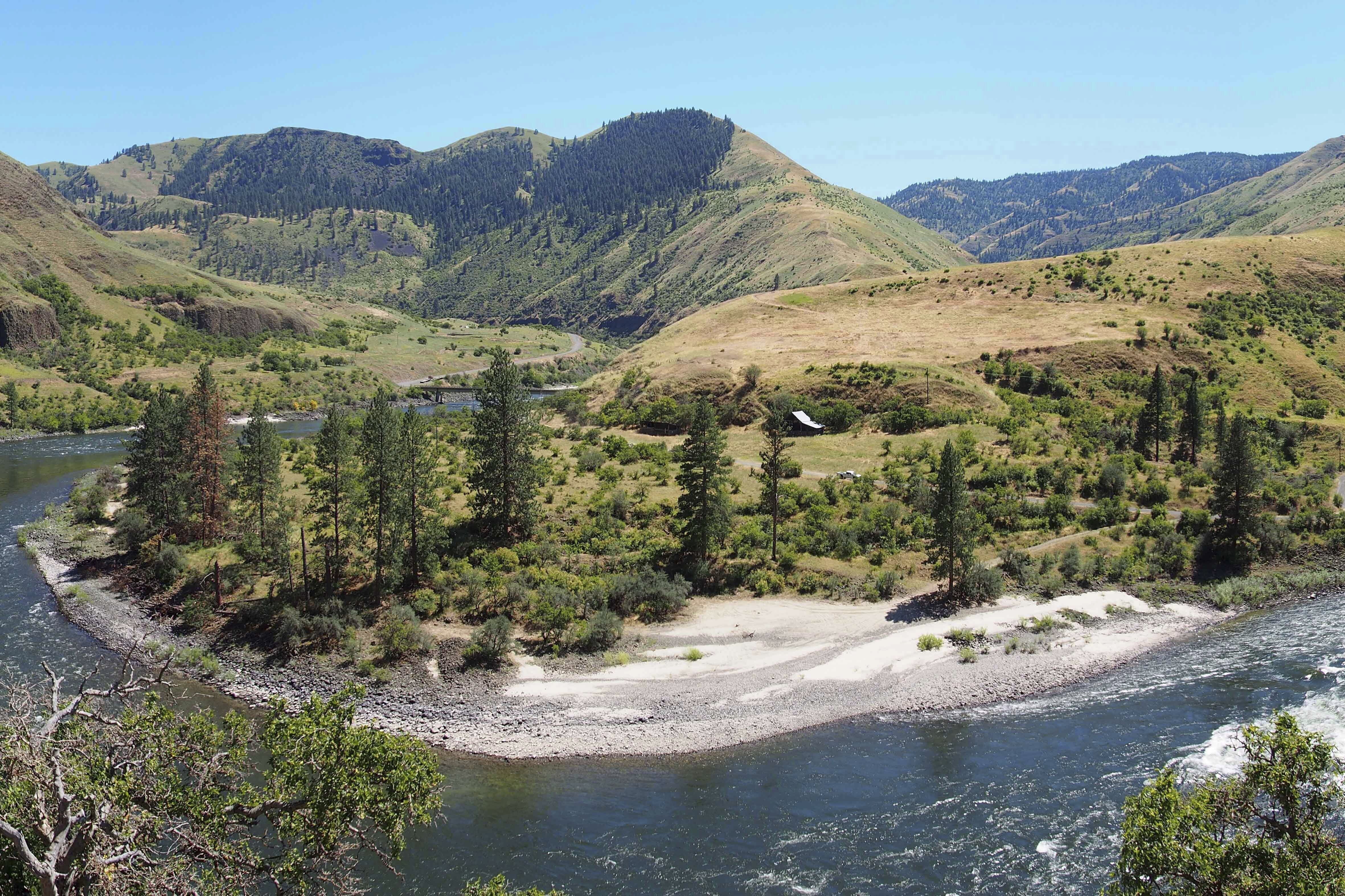 El cañón Cooper’s Ferry en Idaho, Estados Unidos. Los científicos dicen que encontraron artefactos que indican que personas vivían allí hace alrededor de 16.000 años (Loren Davis vía AP)