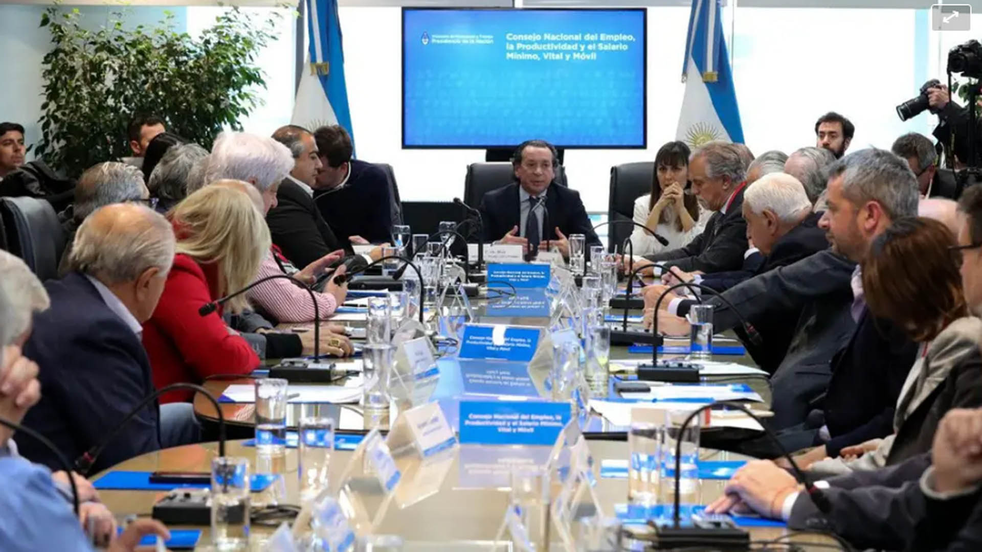 El Gobierno oficializó la suba del 35% del salario mínimo en tres cuotas -  Infobae