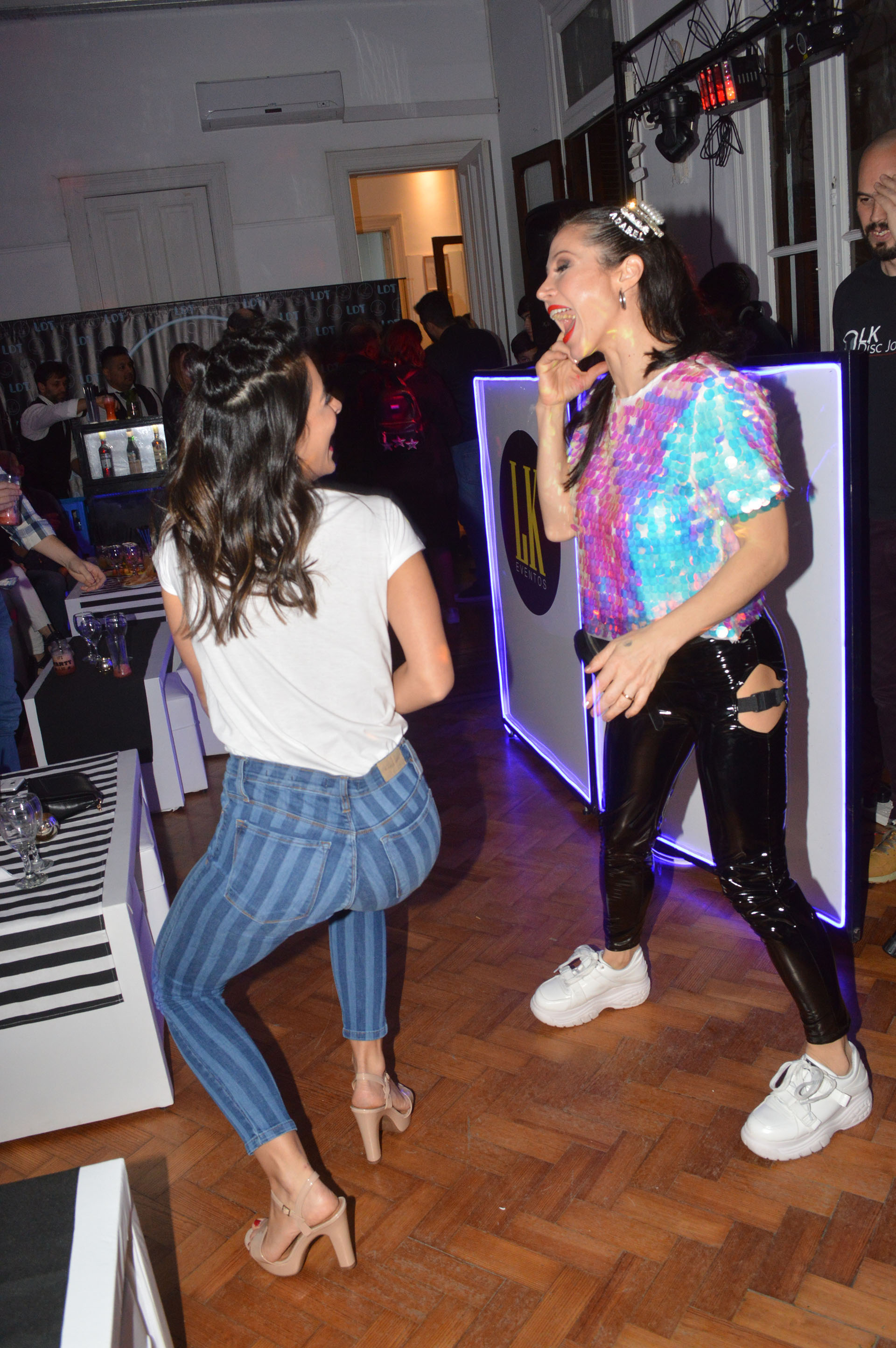 Acompañada por su amiga Celeste Muriega, Adabel fue la que más acaparó la improvisada pista de baile