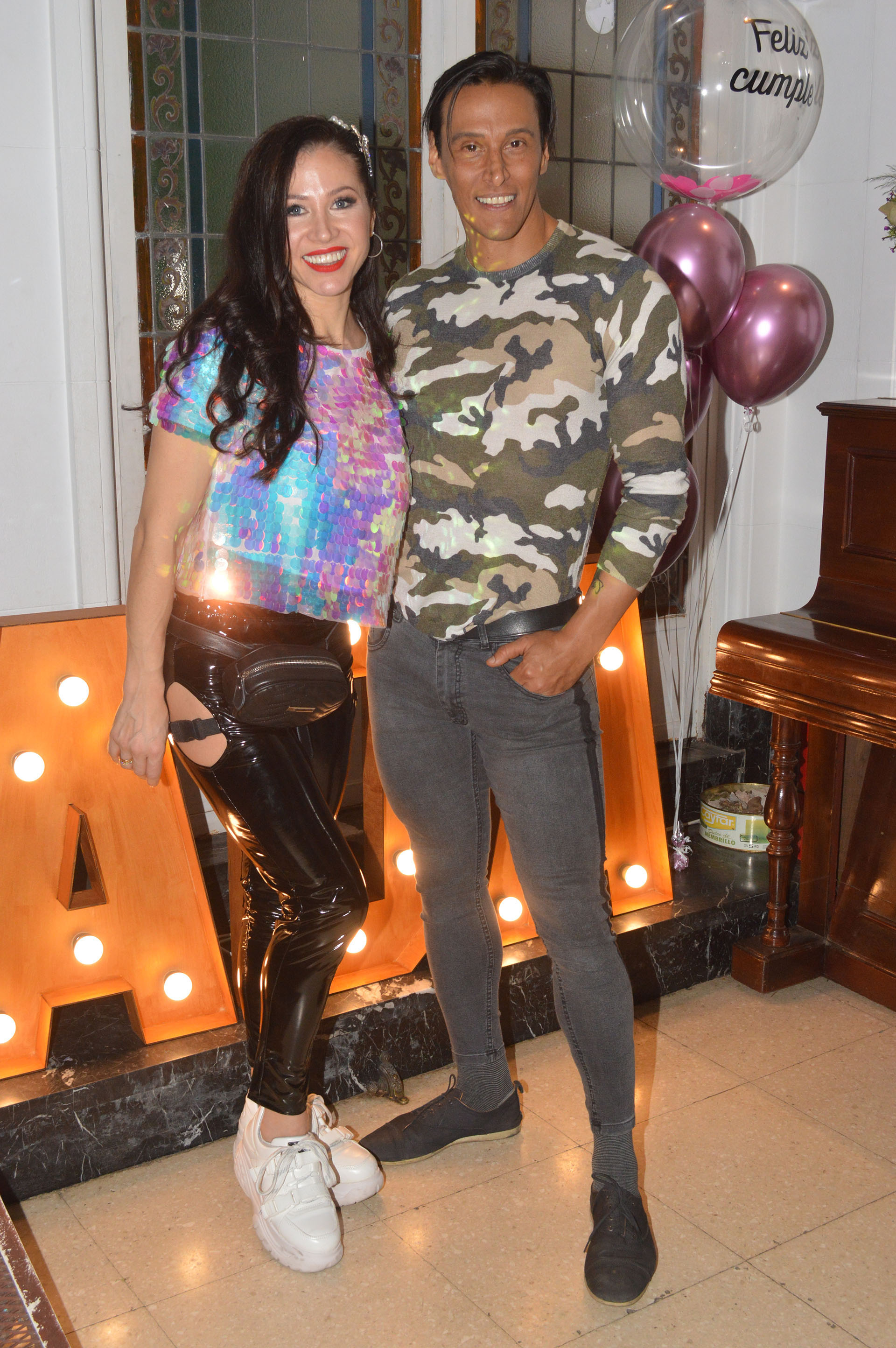 La cumpleañera junto a otro de los invitados famosos, el bailarín Joel Ledesma