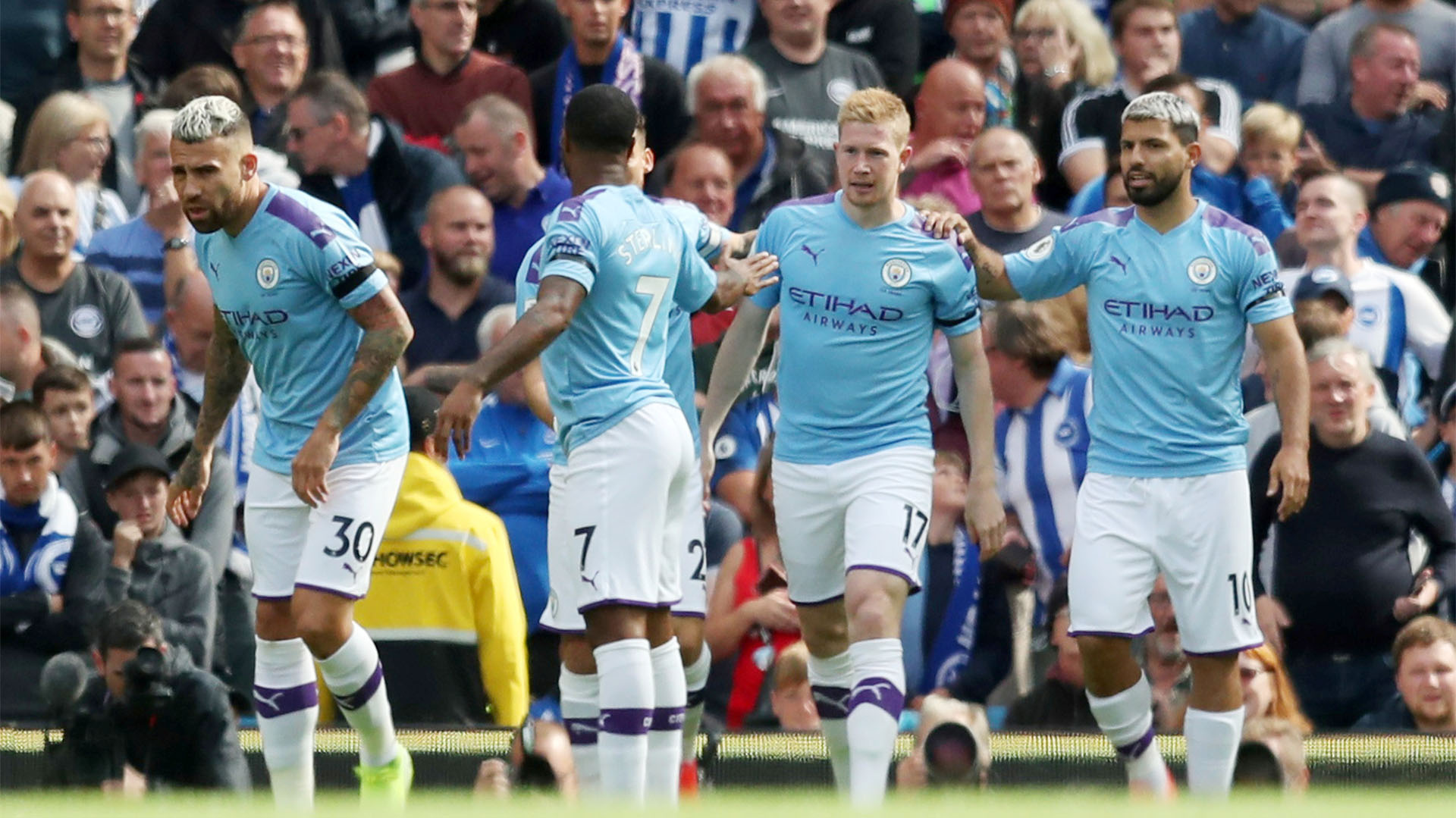 La celebración del primer gol del partido (De Bruyne) con Otamendi, Sterling, el belga y Agüero a la cabeza en el Etihad Stadium (REUTERS/Jon Super).