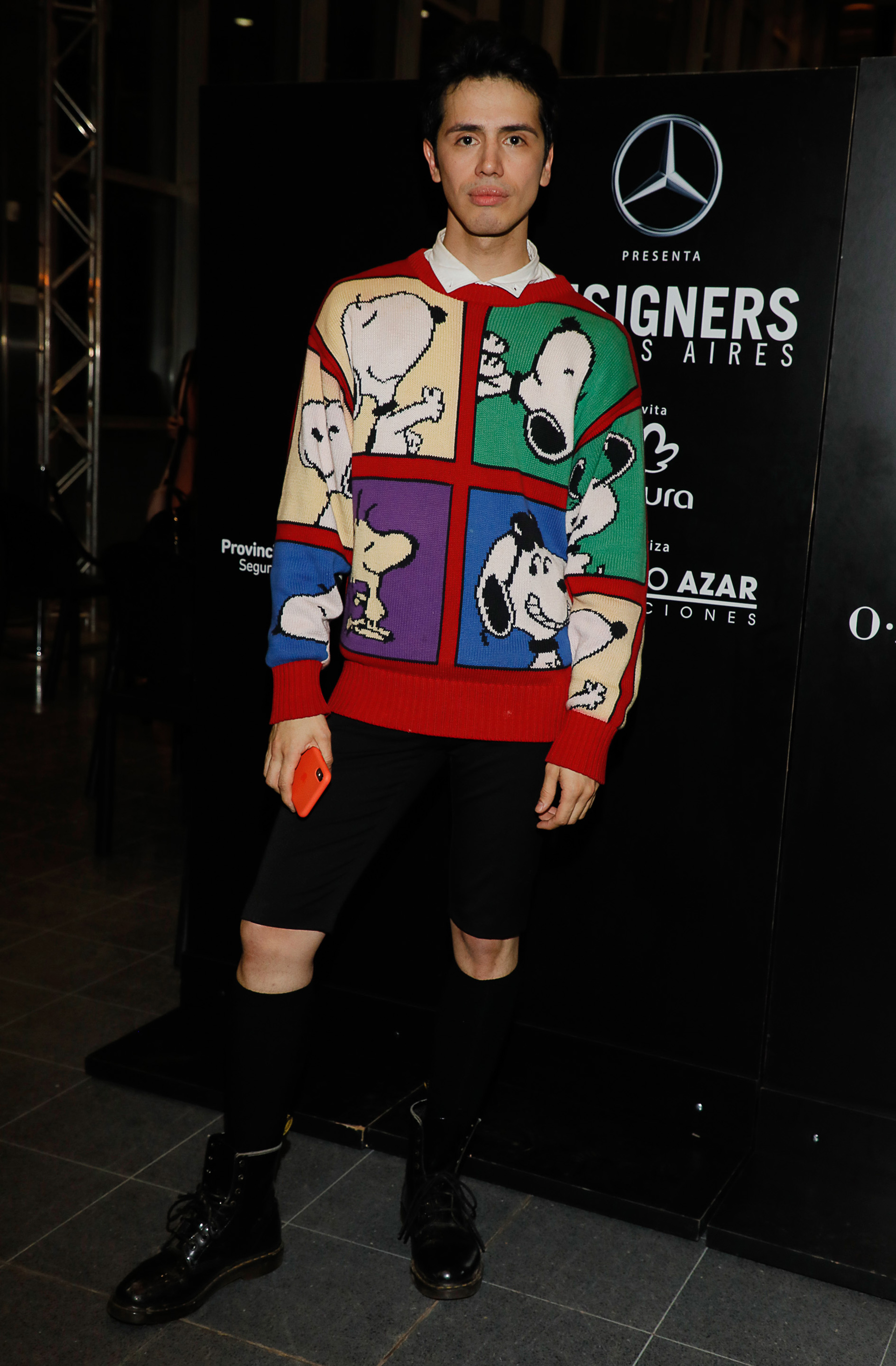 El diseñador Santiago Artemis sorprendió en el Designers momentos antes de su desfile con un sweater de Snoopy, camisa blanca, la tendencia de los bikers shorts y borcegos negros con medias largas