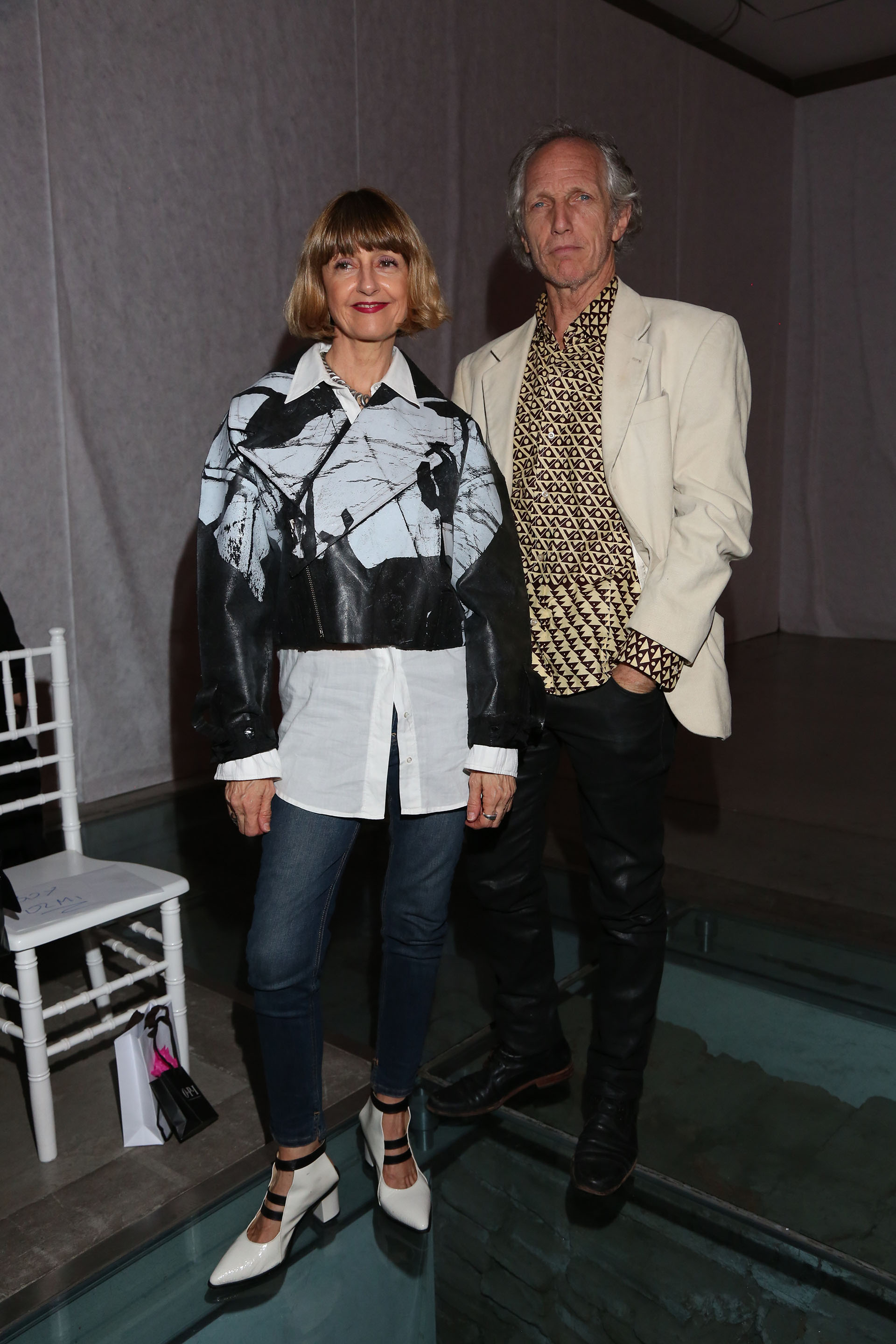 La pareja de actores Boy Olmi y Carola Reyna dijeron presente en el desfile de Tramando y causaron impacto con sus llamativos looks. La actriz vestida por la marca, con buzo pintado a mano, y Olmi con camisa estampada