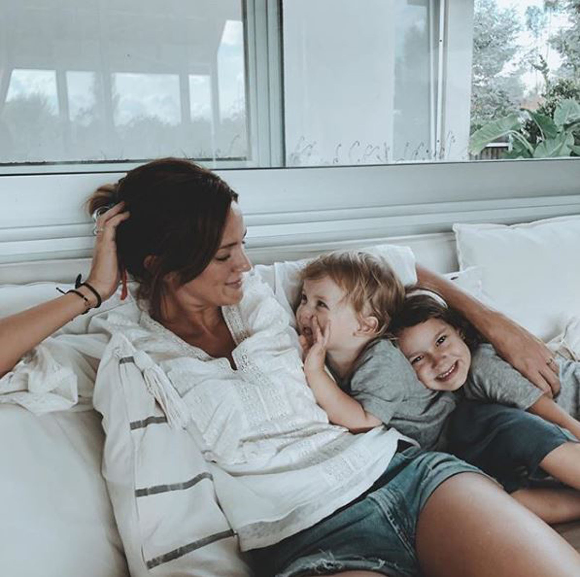 La conductora junto a sus hijos, Baltazar y Olivia (Foto: Instagram)