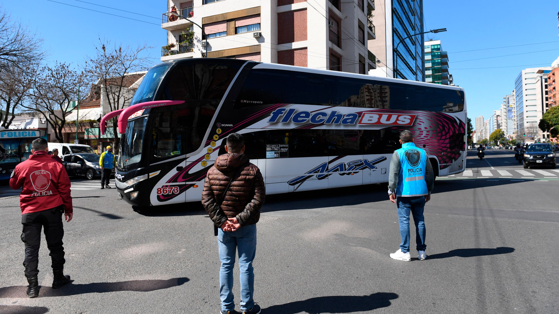 El micro de River fue el primero en llegar desde su concentración en Pilar