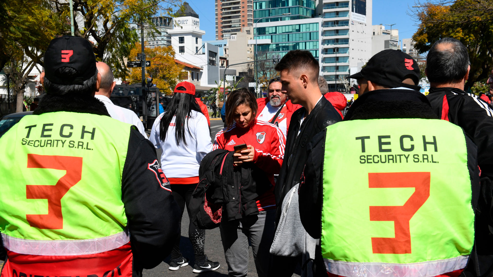Ya desde el mediodía las inmediaciones estuvieron repletas de hinchas millonario